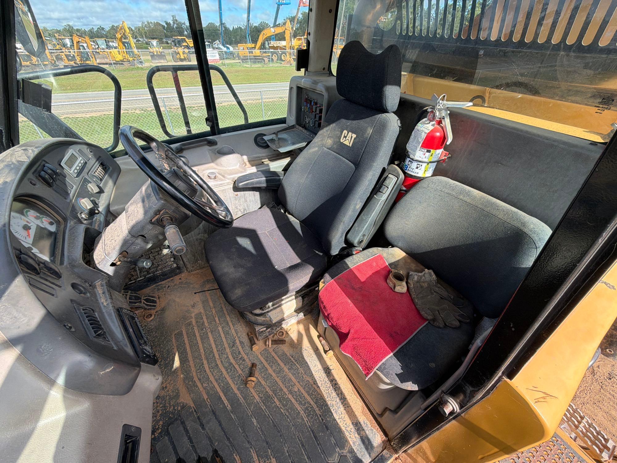 2013 Caterpillar 725
