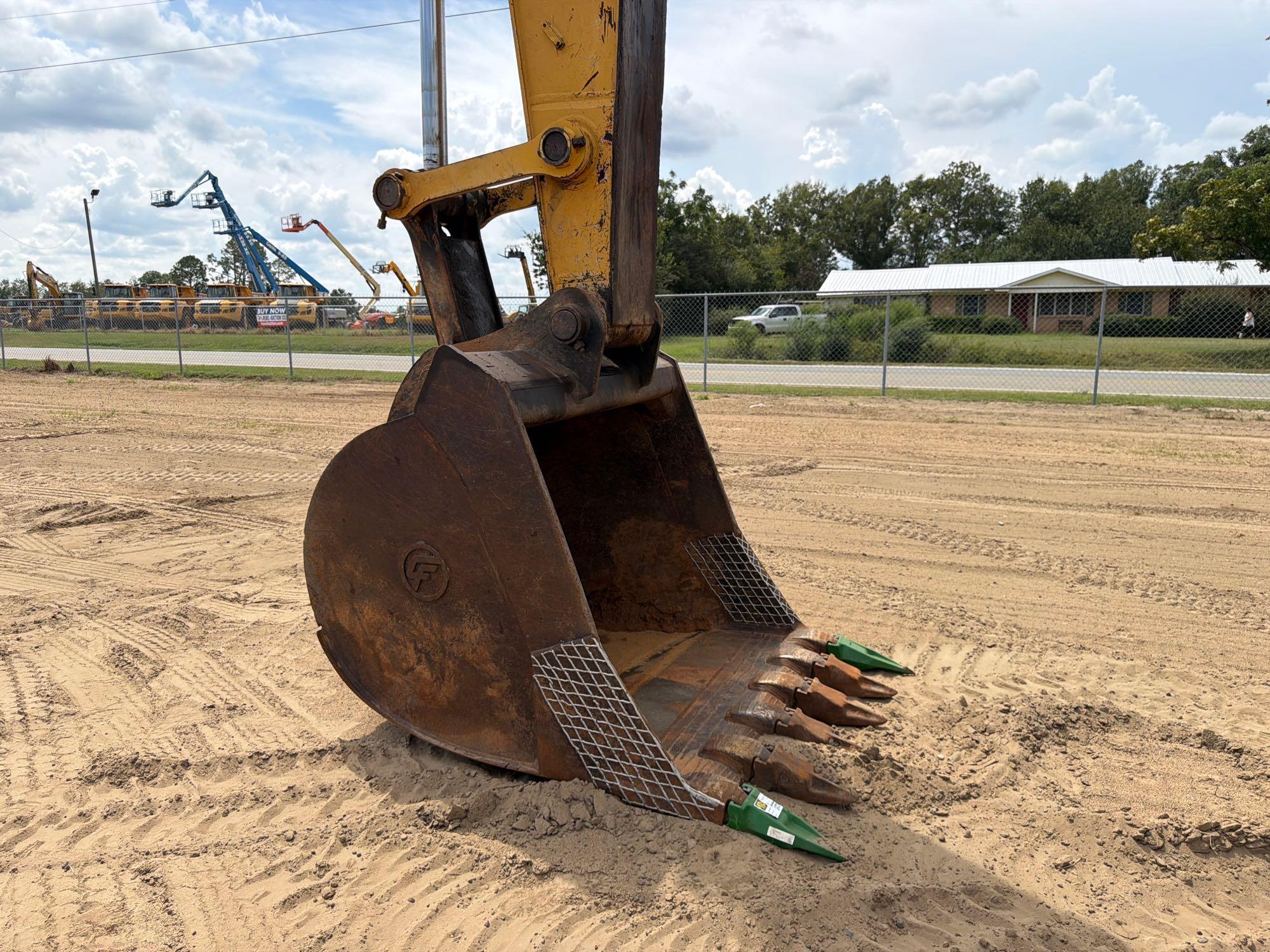 John Deere 330C LC