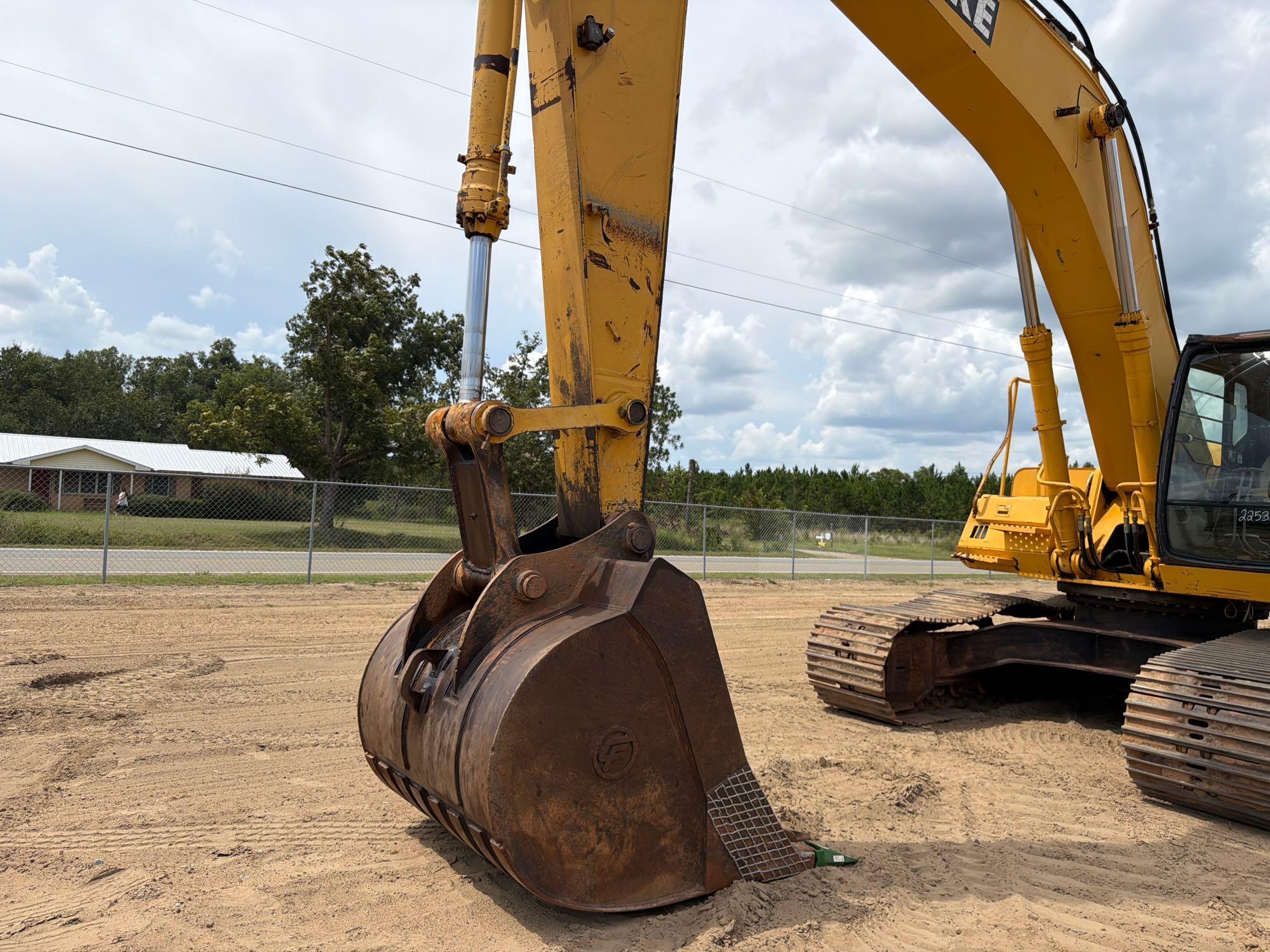 John Deere 330C LC