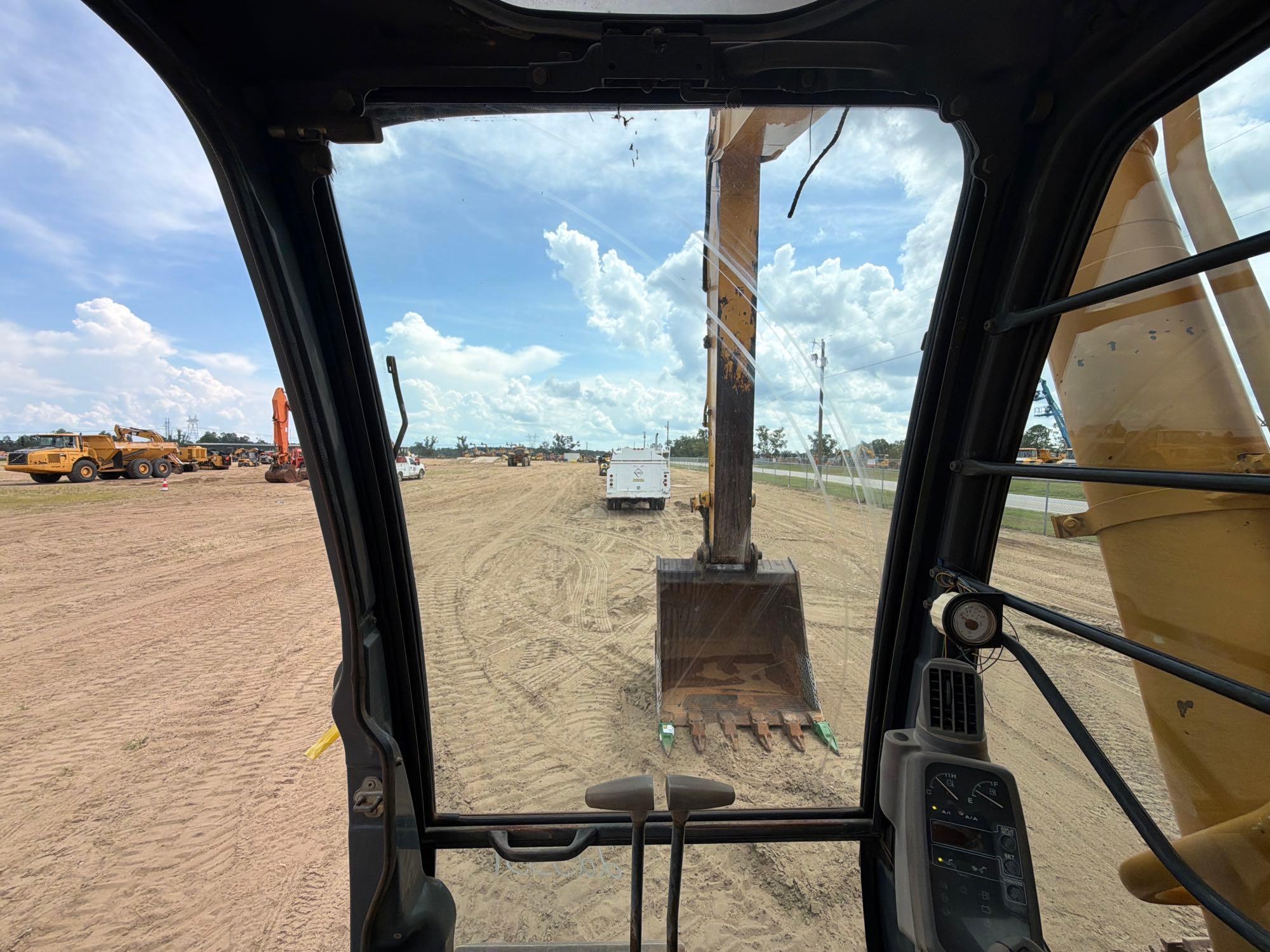 John Deere 330C LC