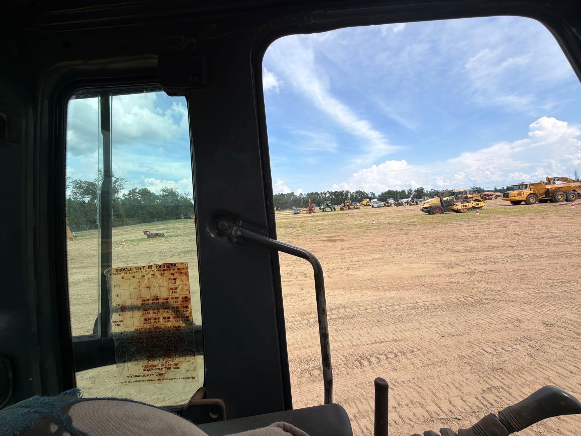 John Deere 330C LC
