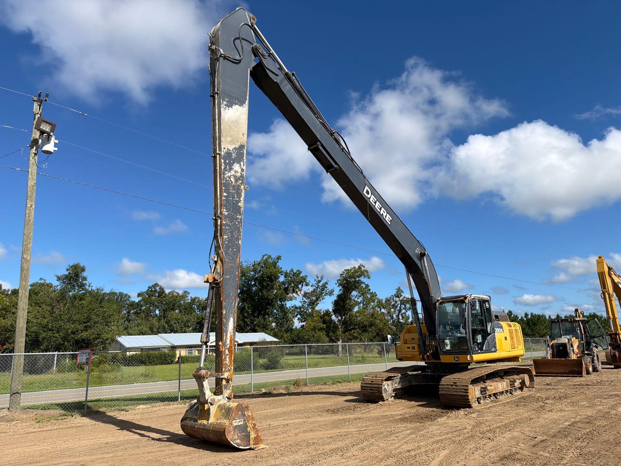 John Deere L250G