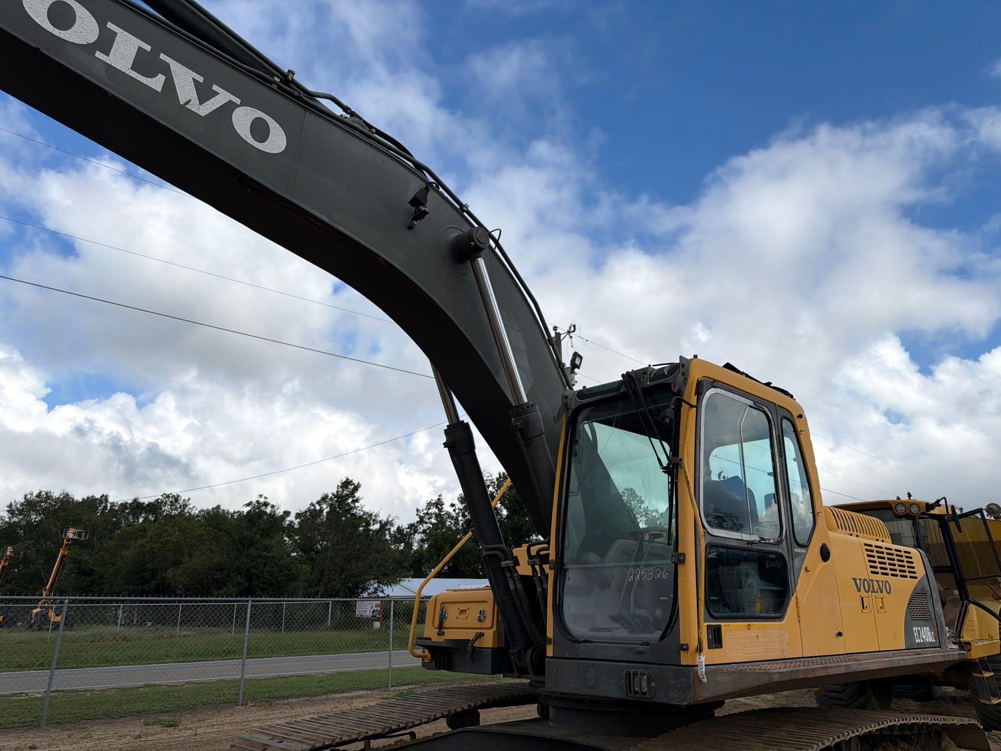 2003 Volvo EC240B LC