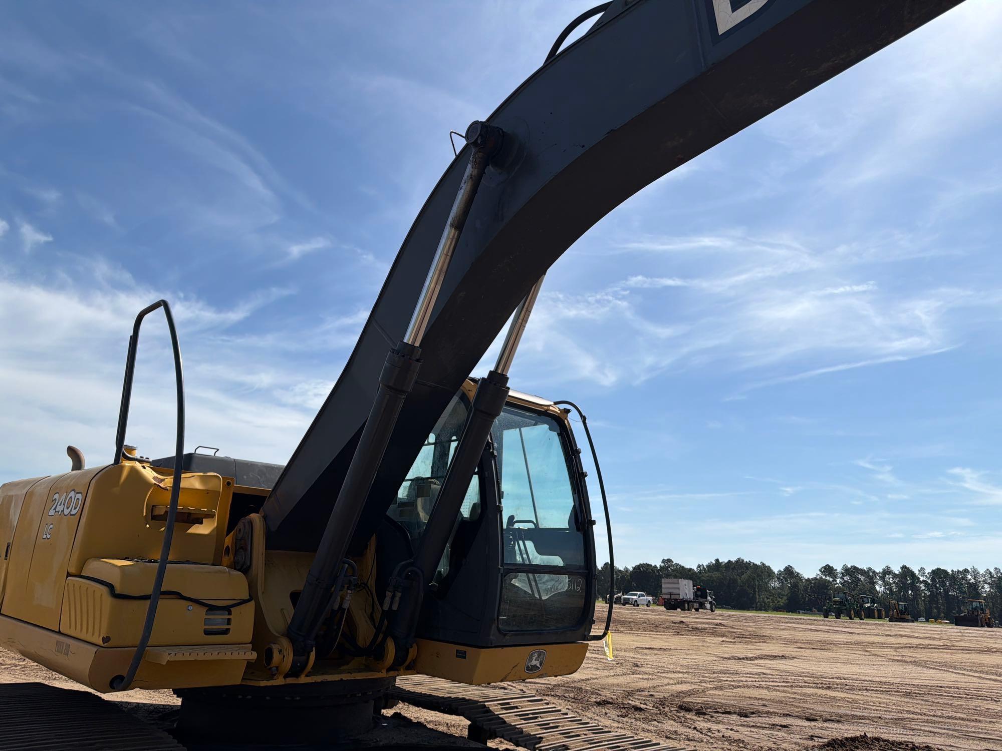 John Deere 240D LC