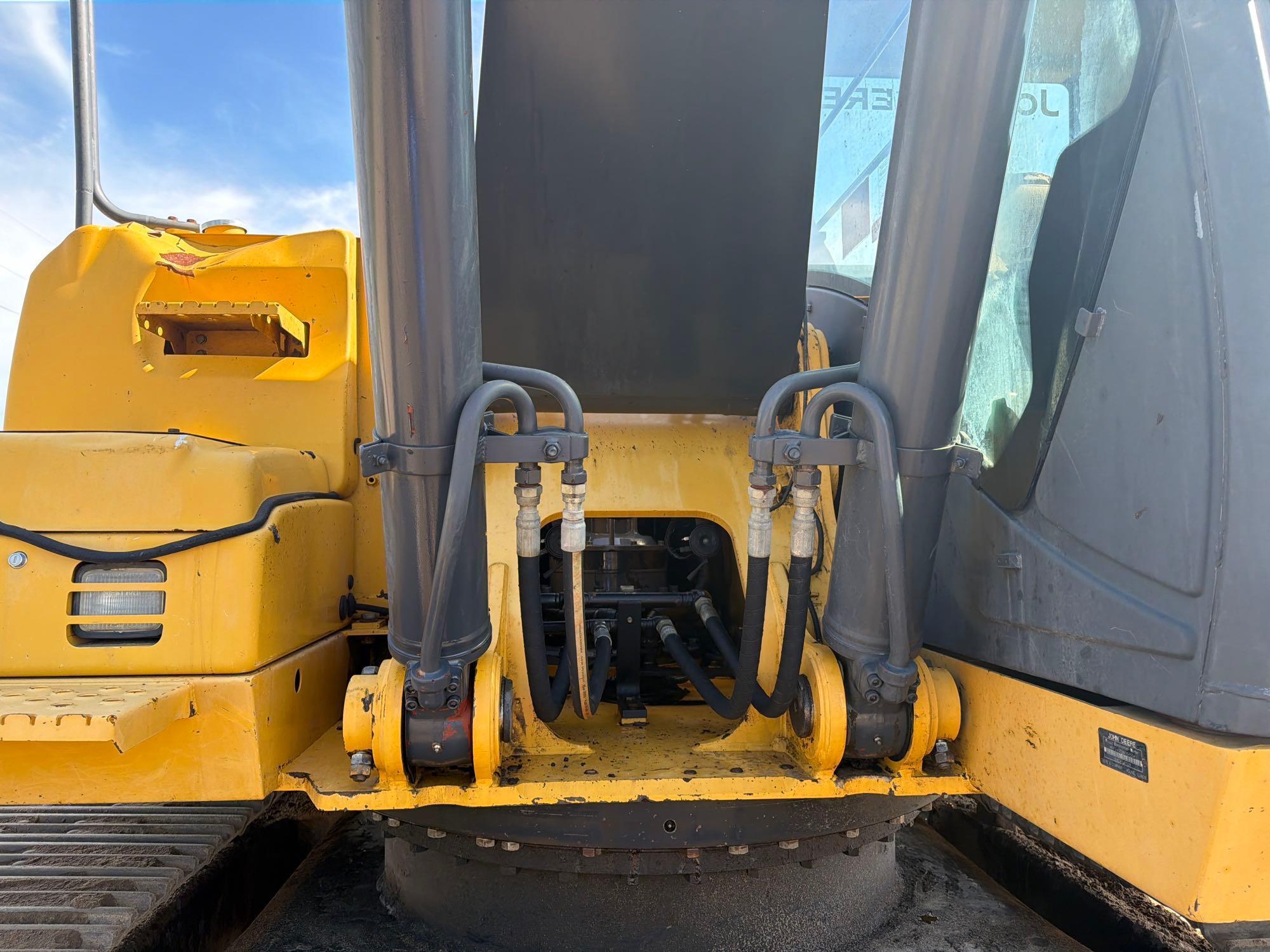 John Deere 240D LC