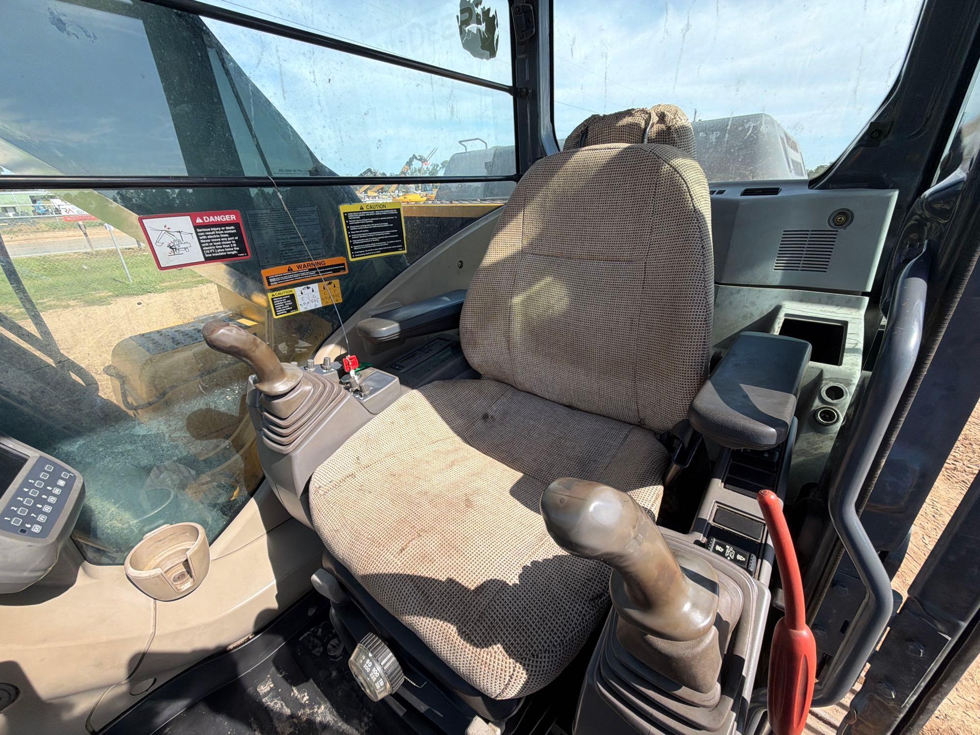 John Deere 240D LC