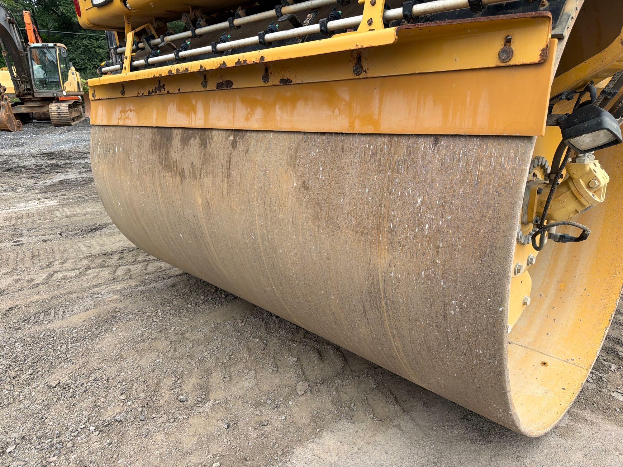 2017 Caterpillar CB64B