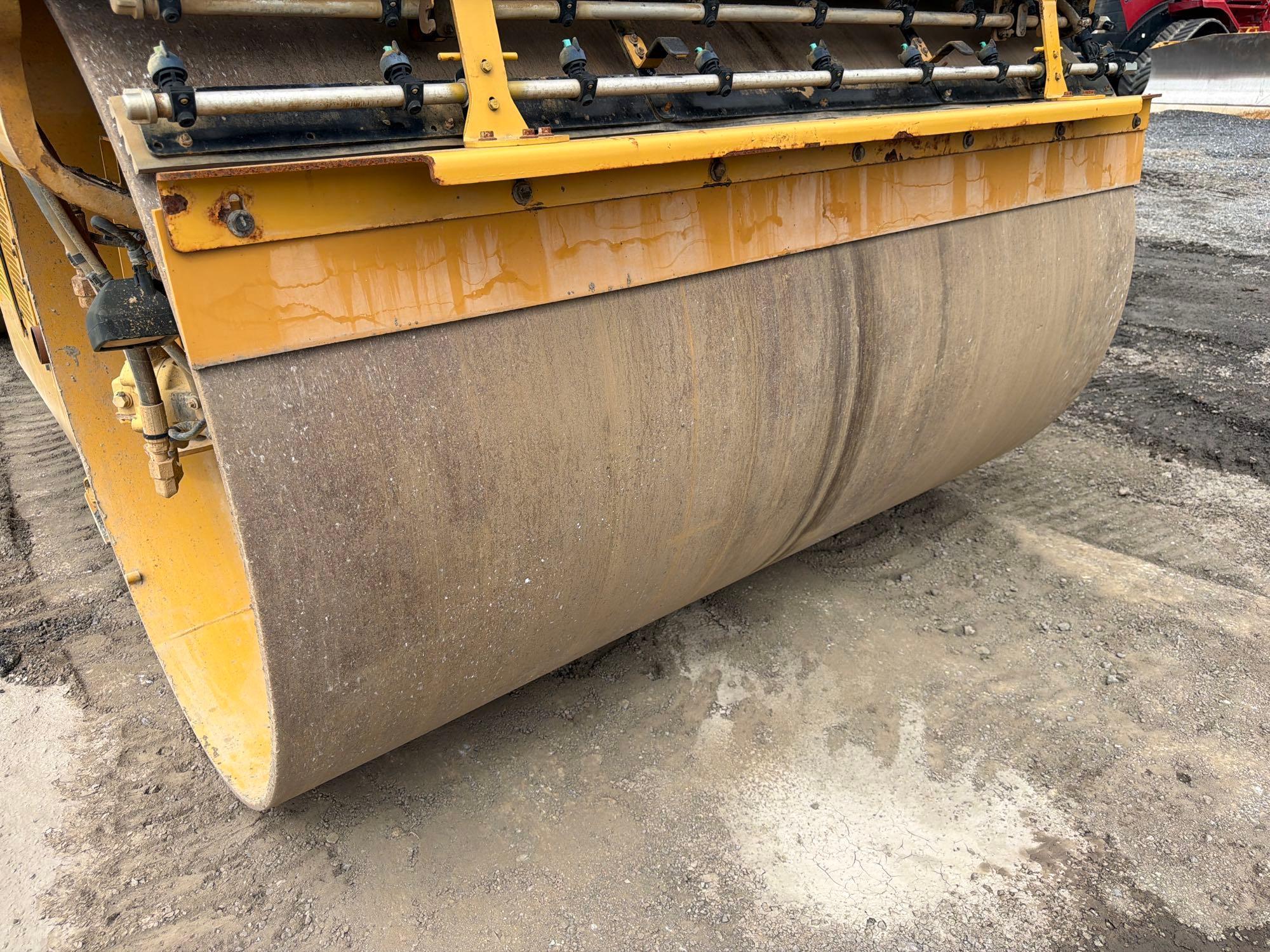 2017 Caterpillar CB64B