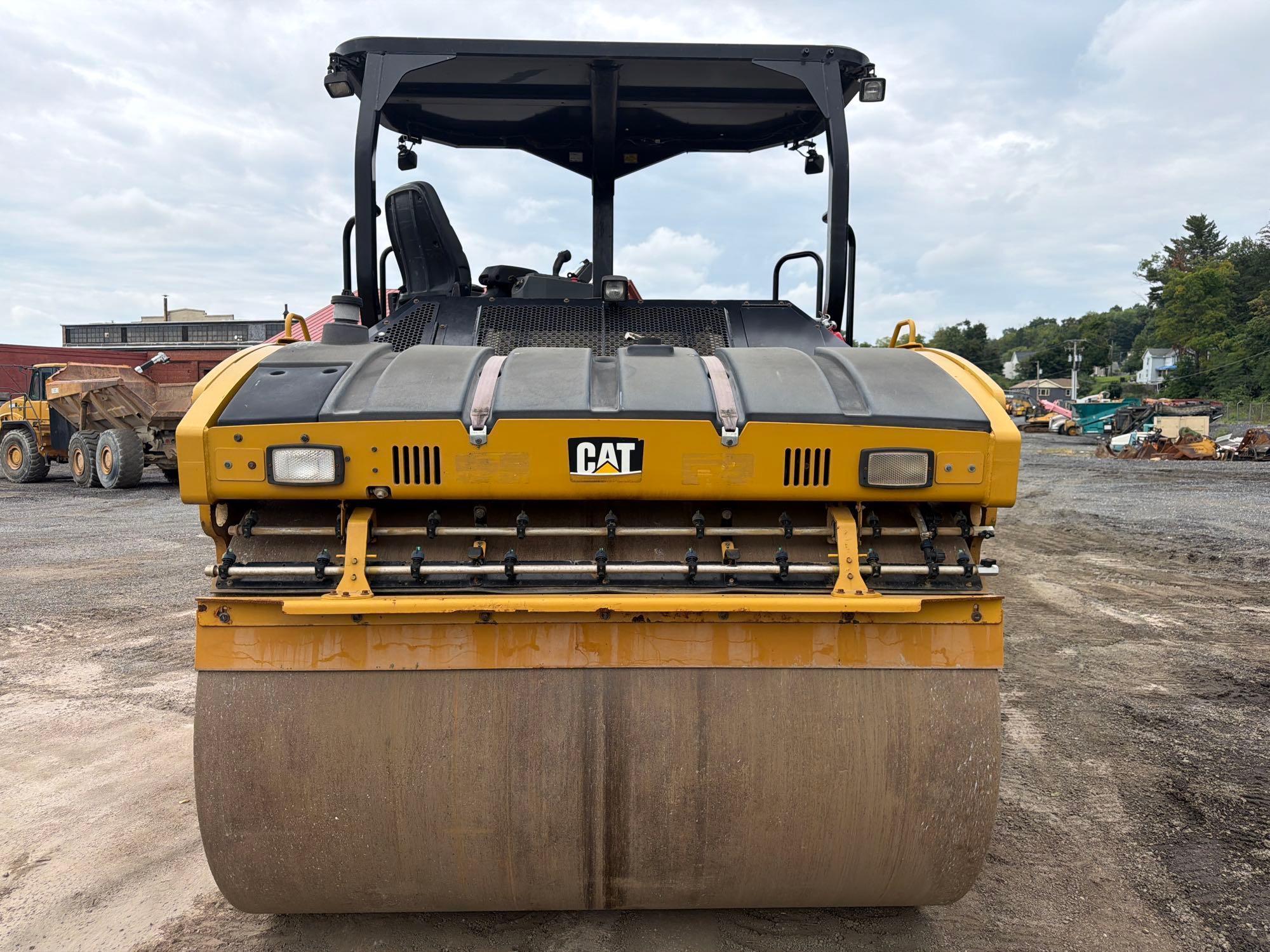 2017 Caterpillar CB64B