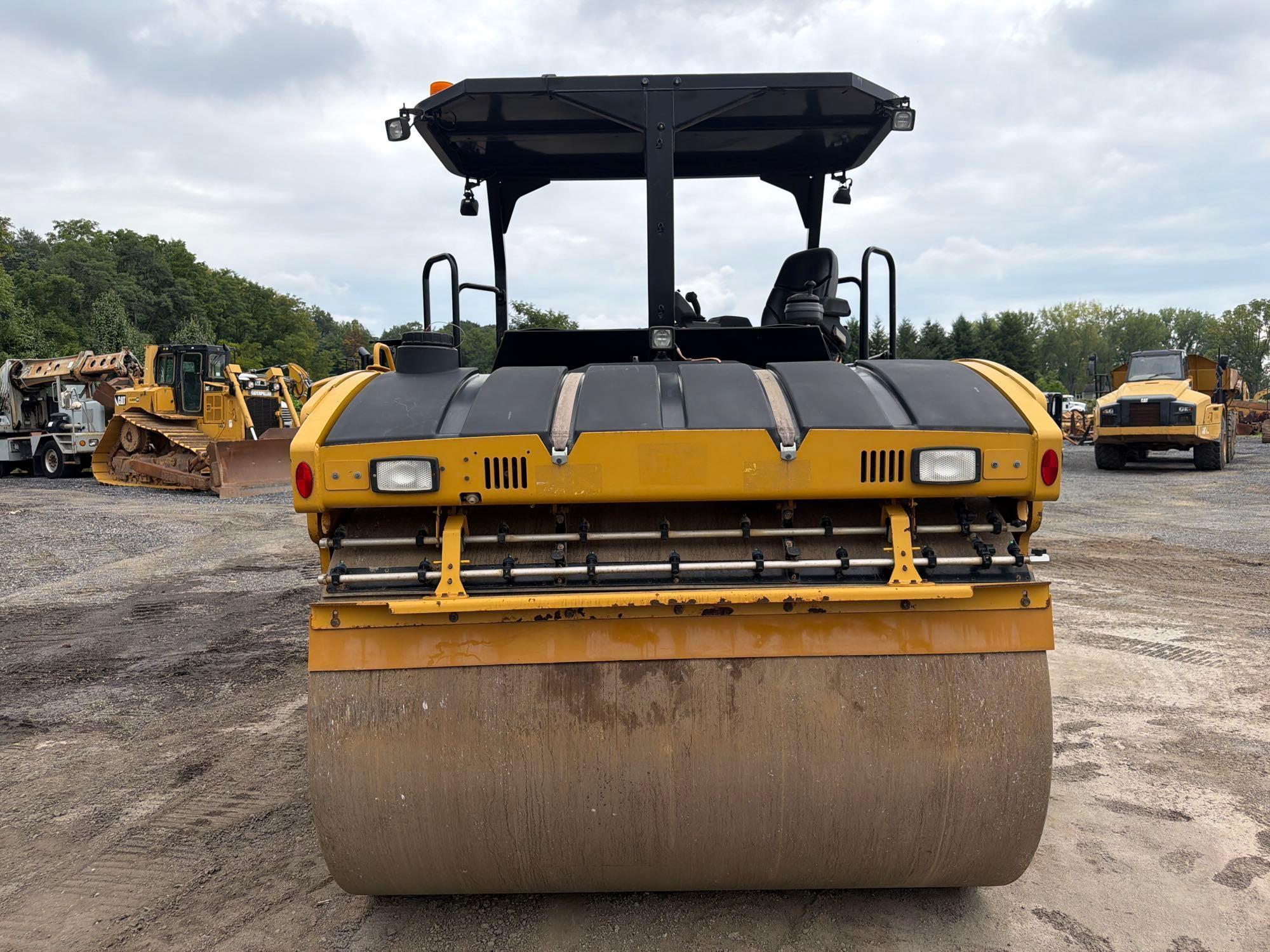 2017 Caterpillar CB64B