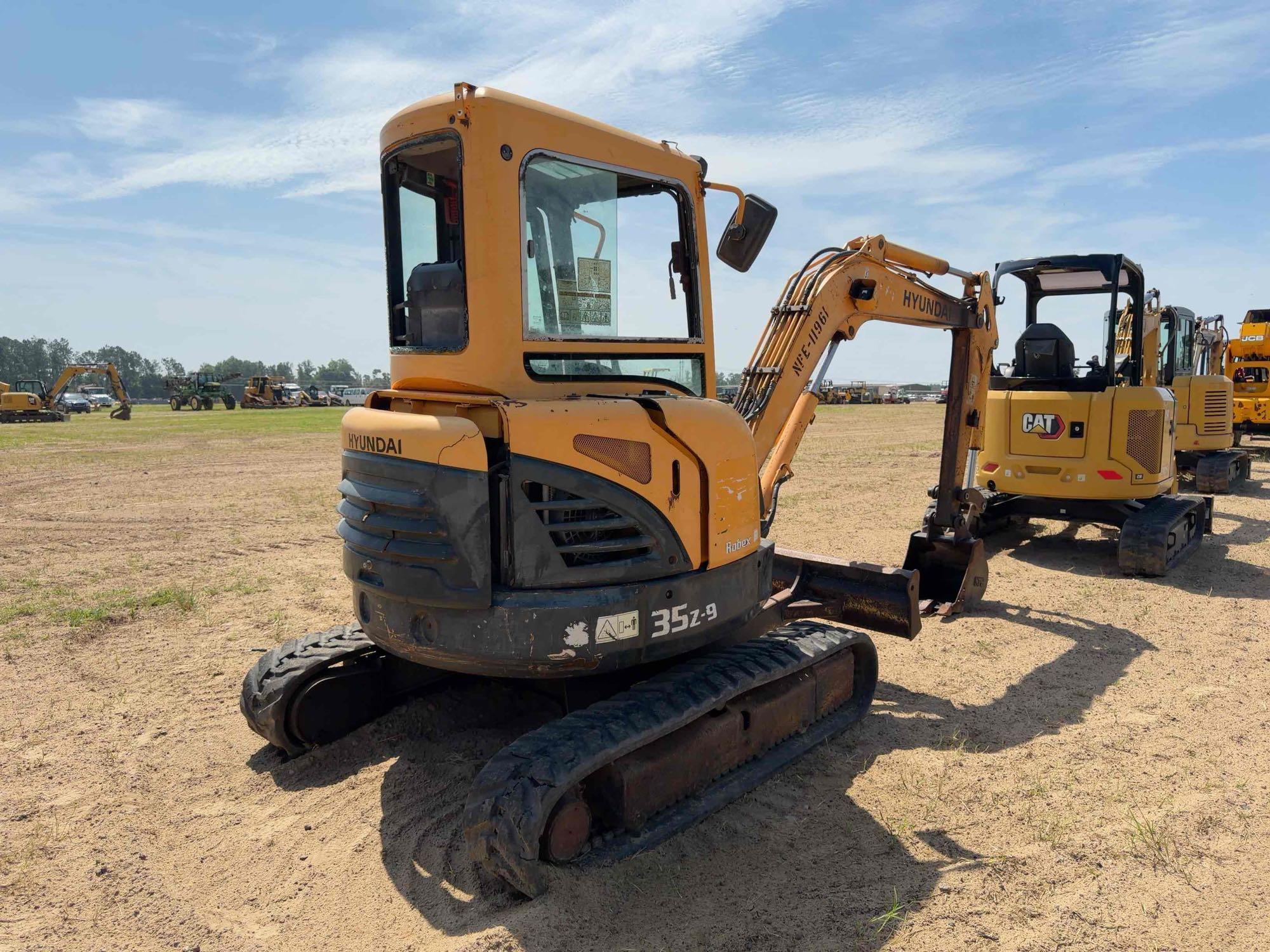 2013 Hyundai 352