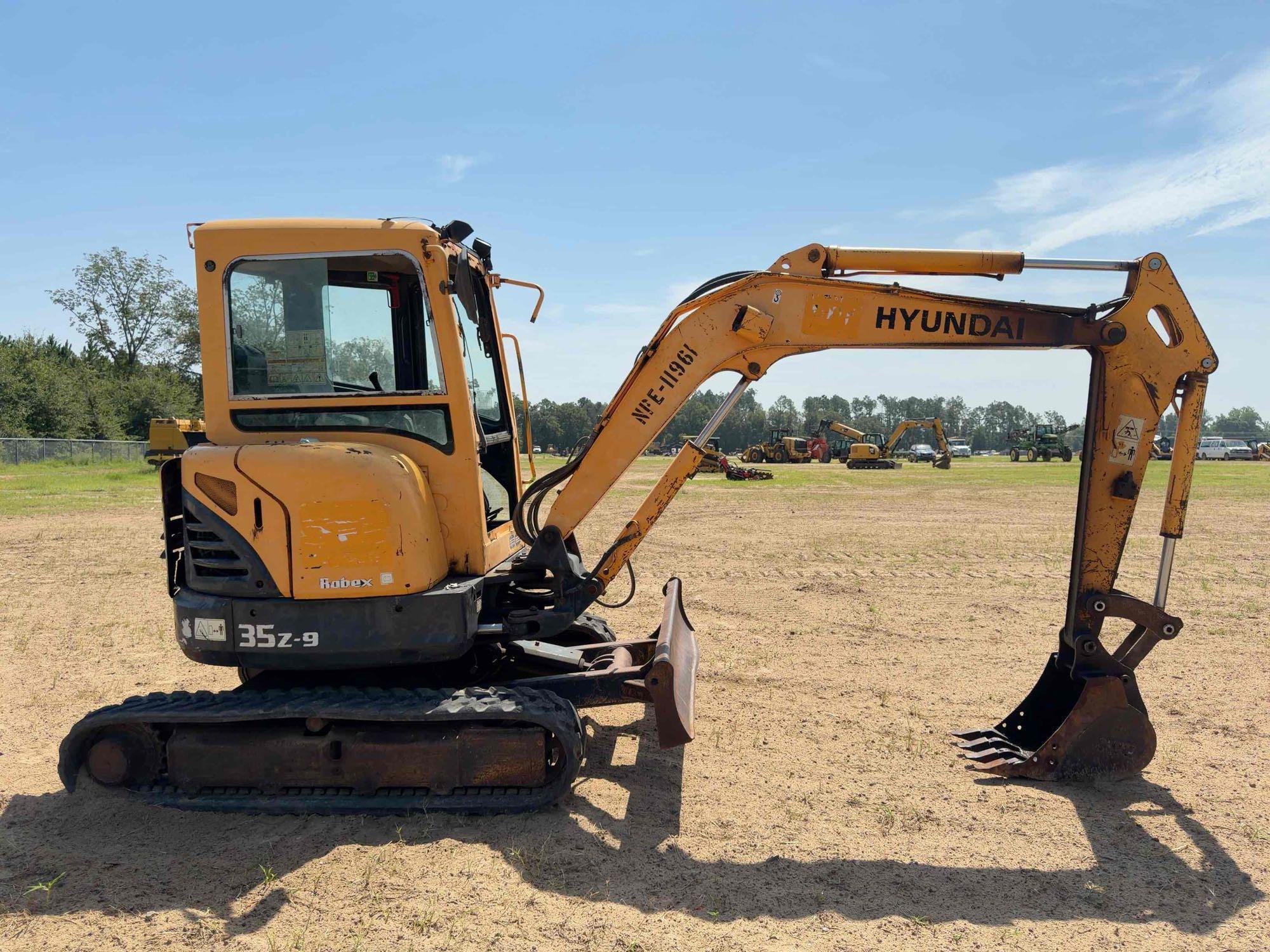 2013 Hyundai 352
