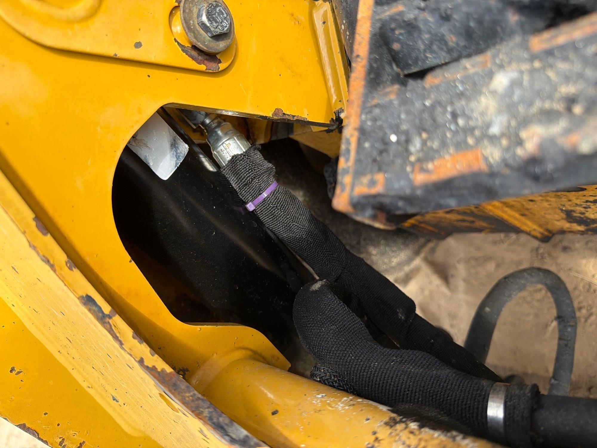 2016 Caterpillar 242