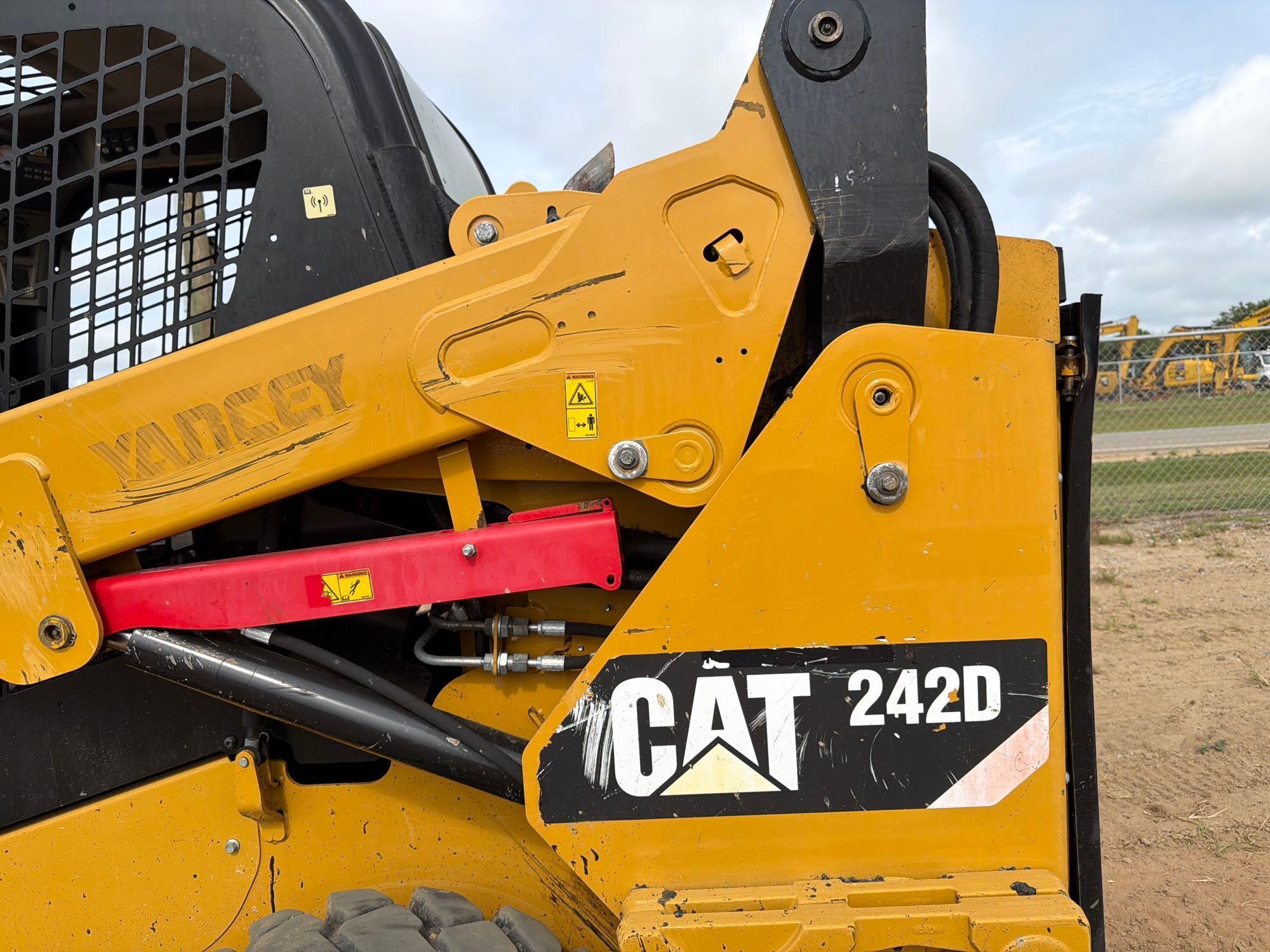 2016 Caterpillar 242