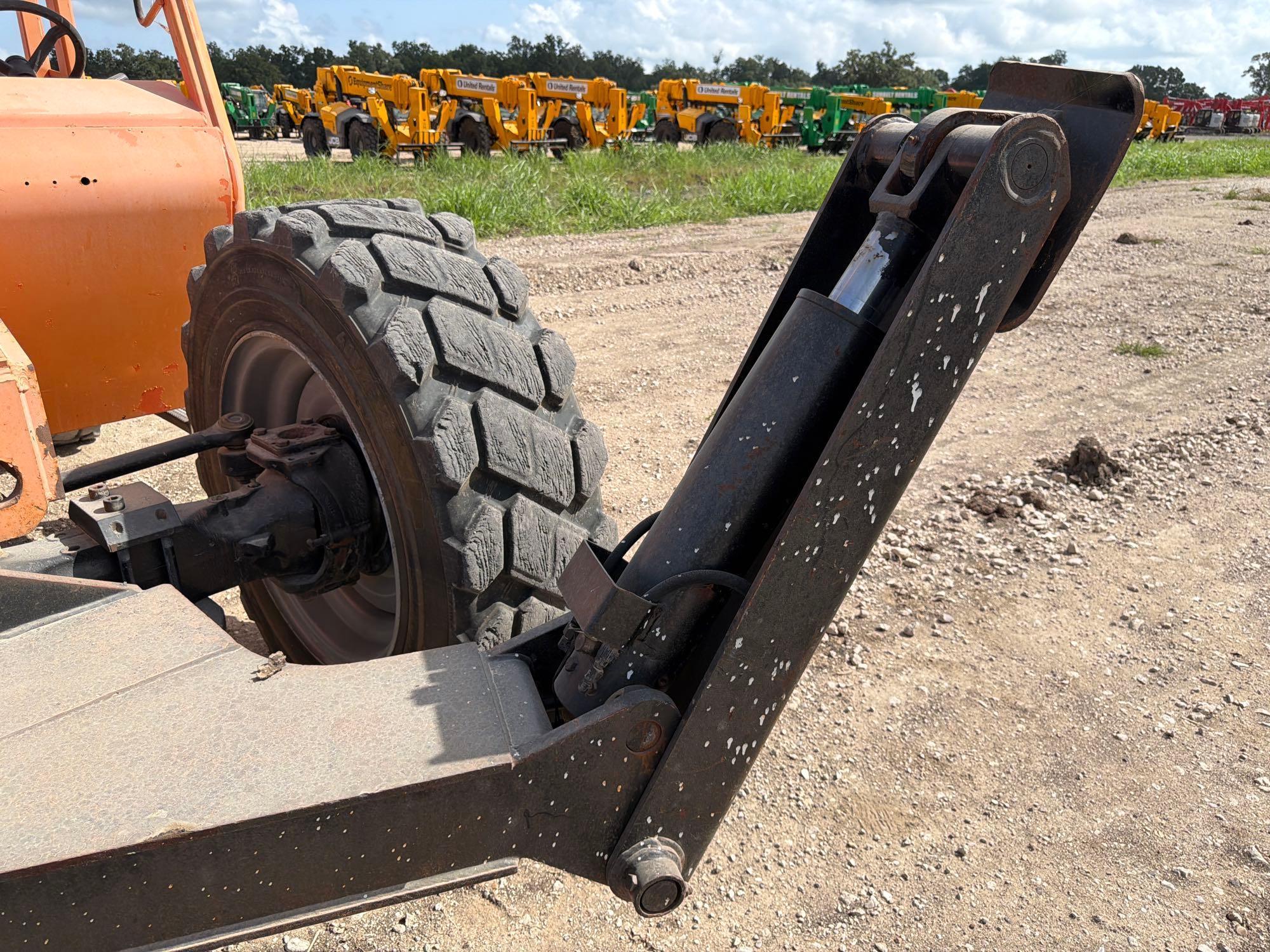 2012 JLG 10054