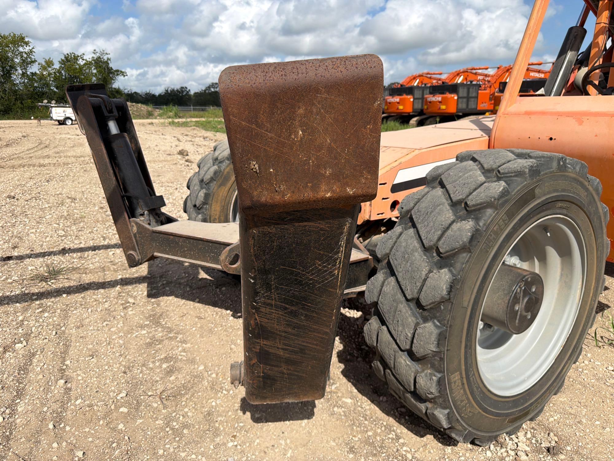 2012 JLG 10054