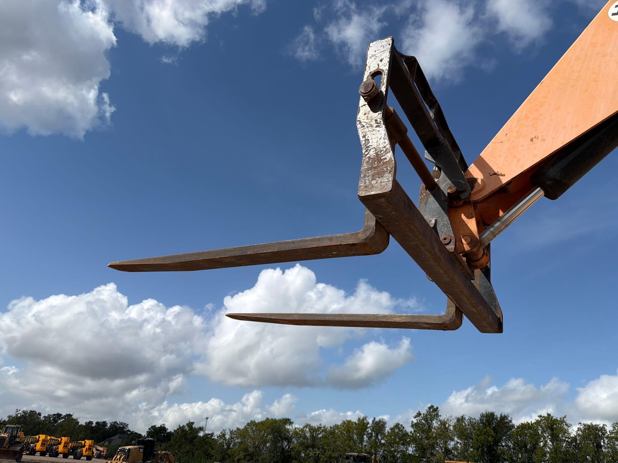 2012 JLG 10054