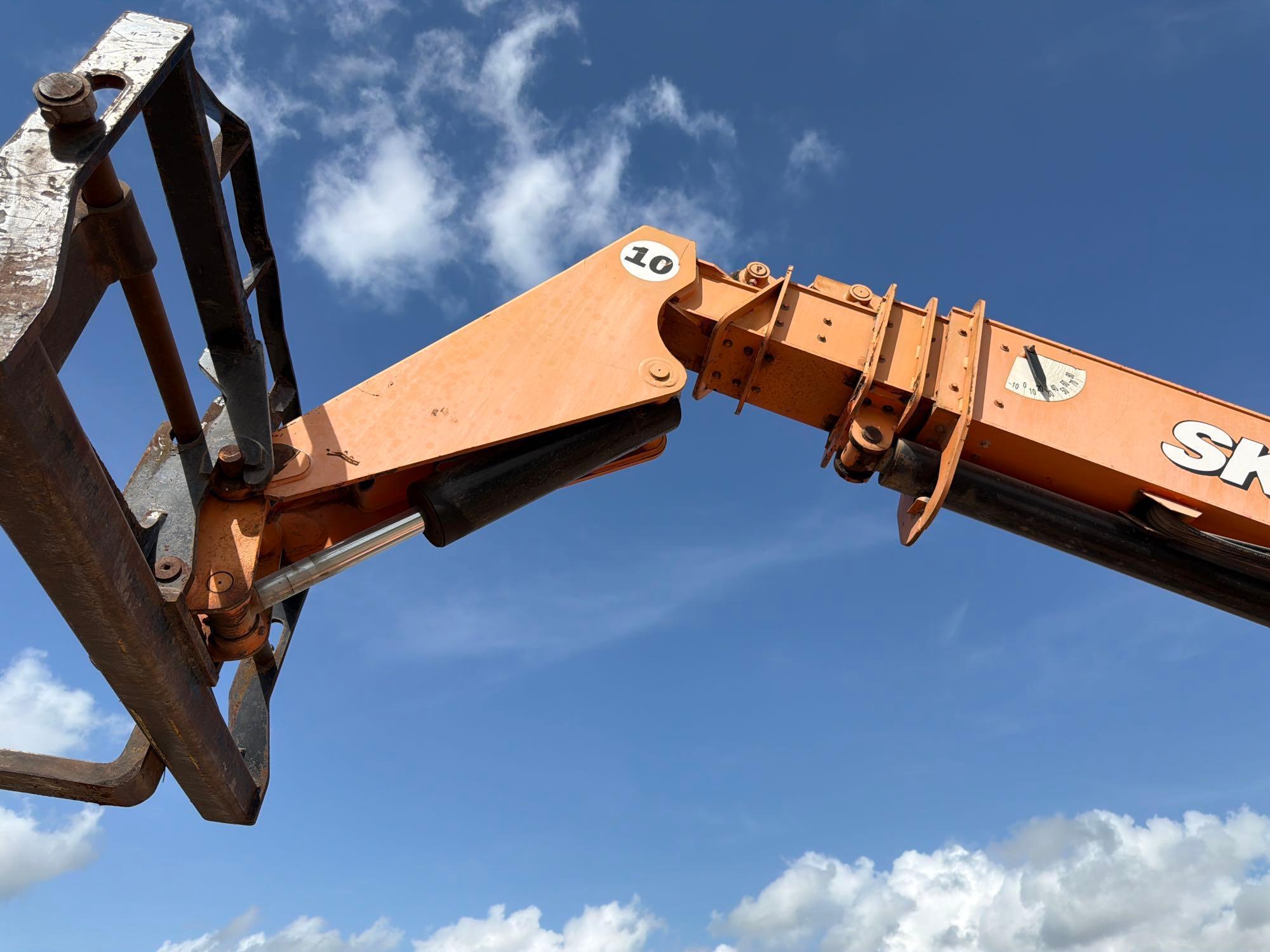 2012 JLG 10054