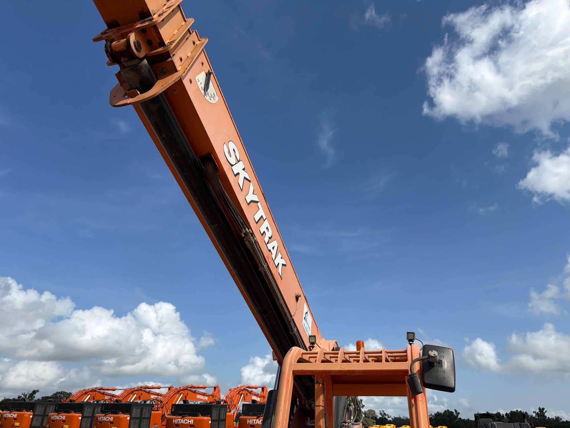 2012 JLG 10054