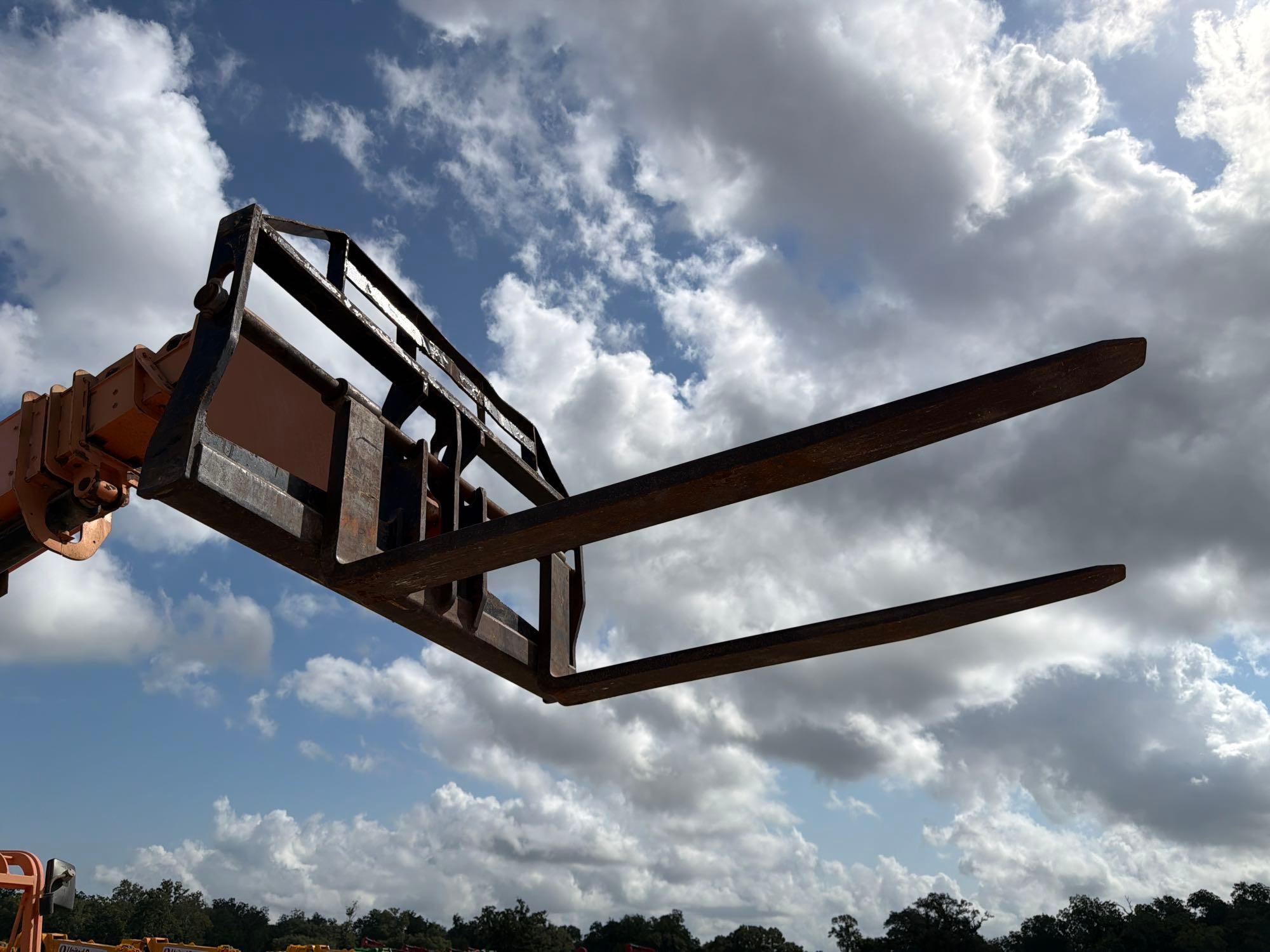 2012 JLG 10054