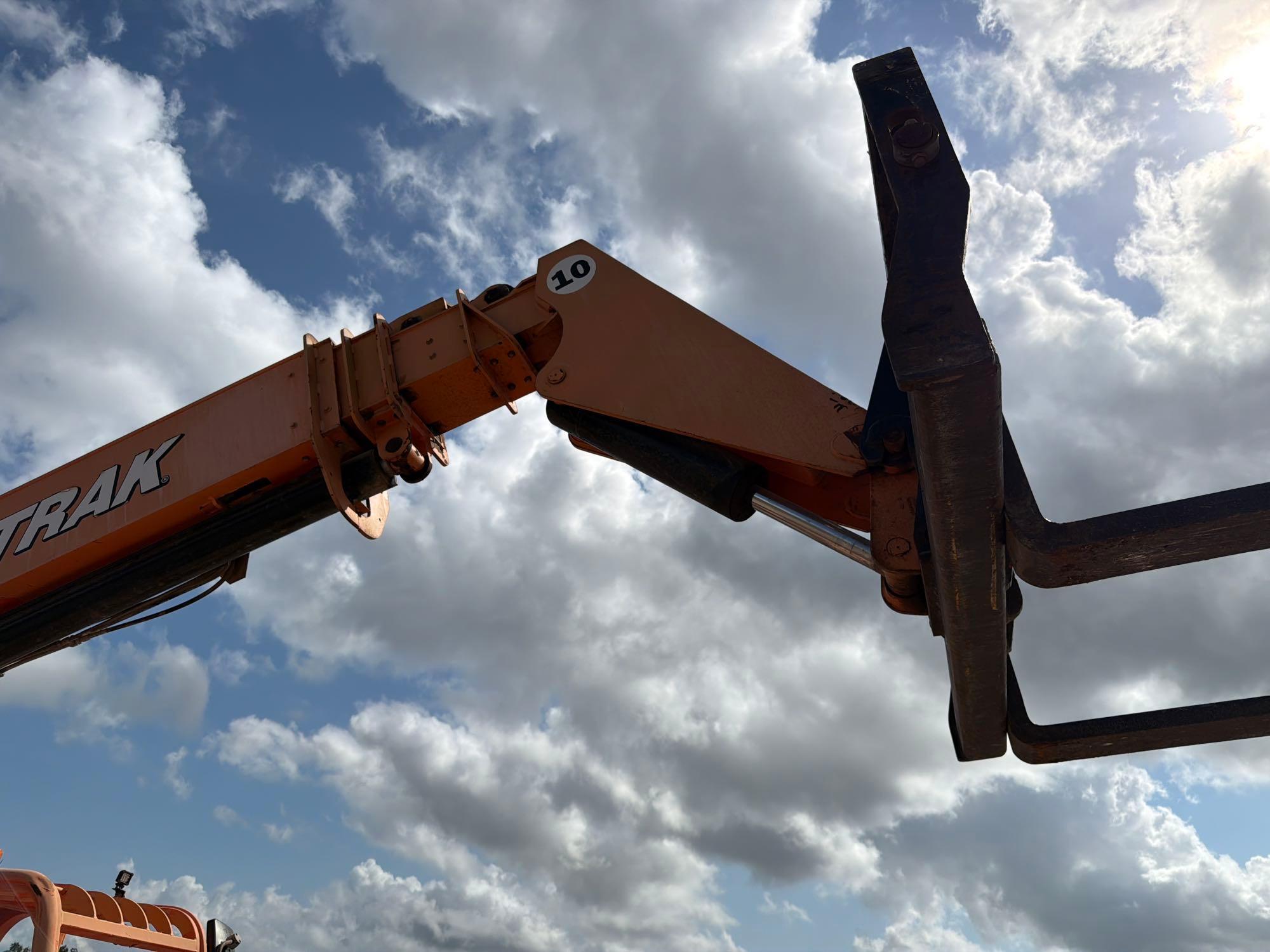 2012 JLG 10054