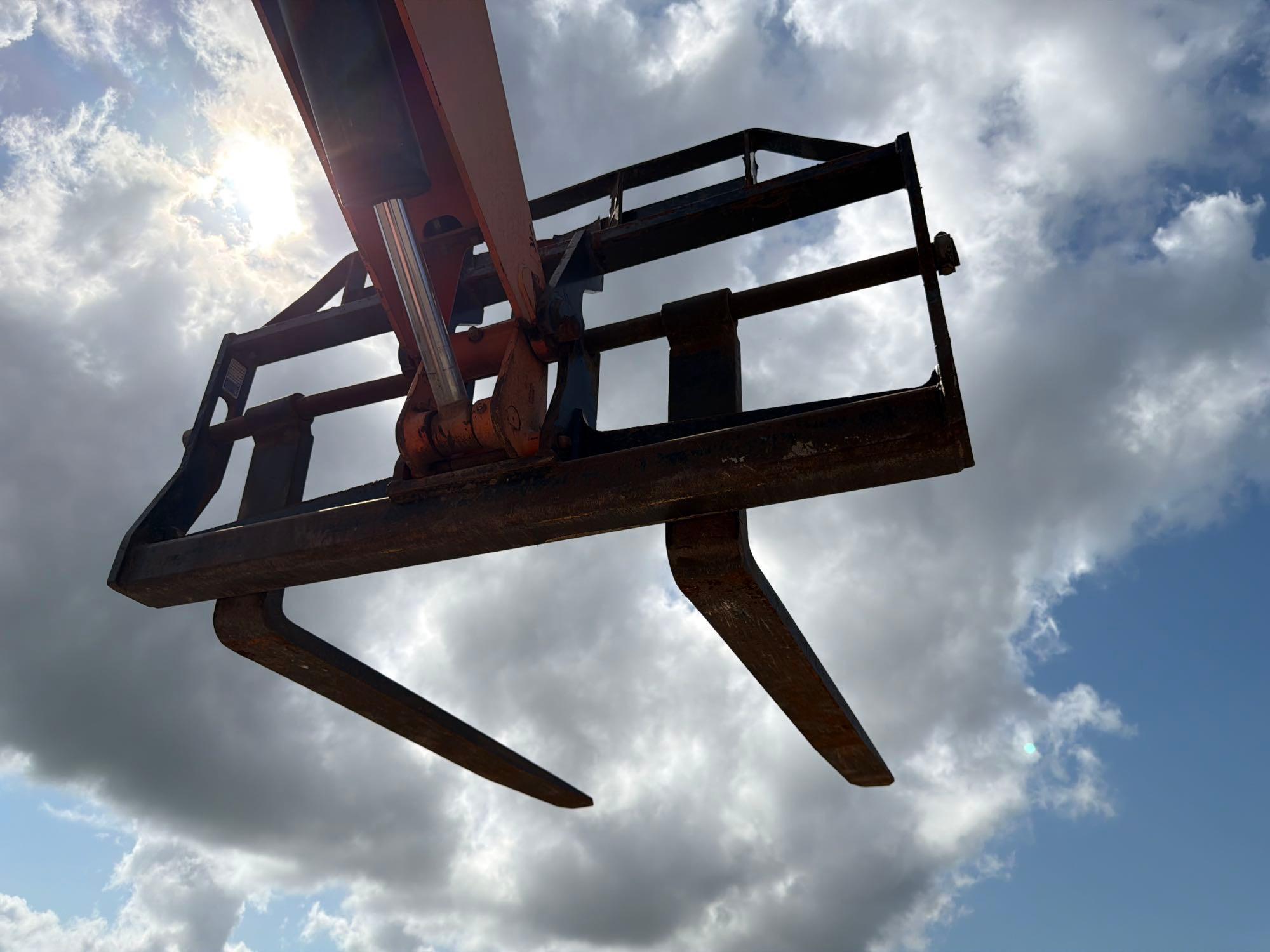 2012 JLG 10054