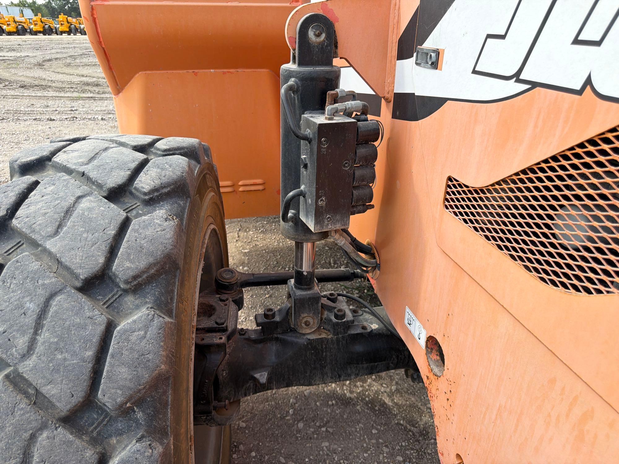 2012 JLG 10054
