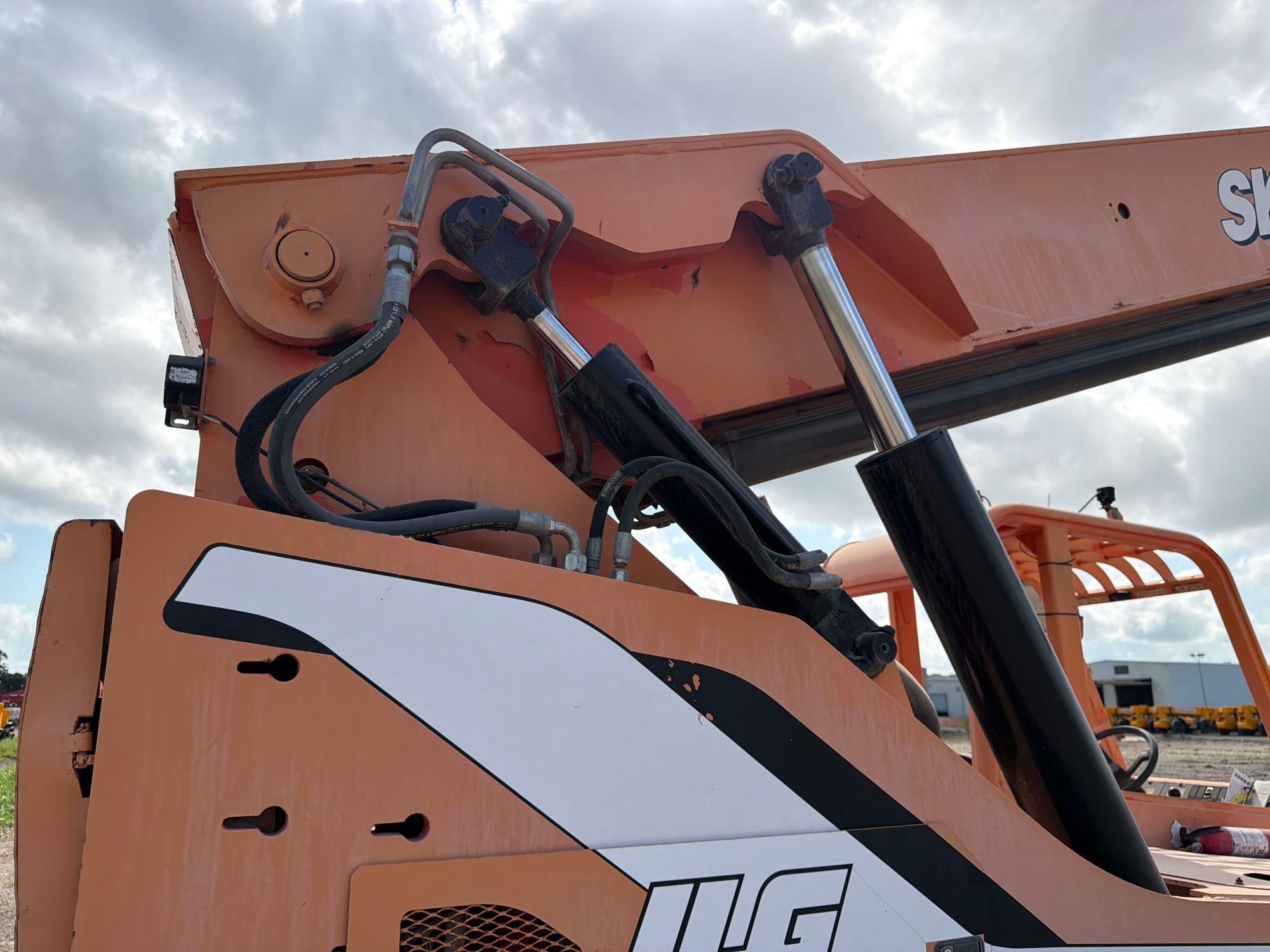 2012 JLG 10054
