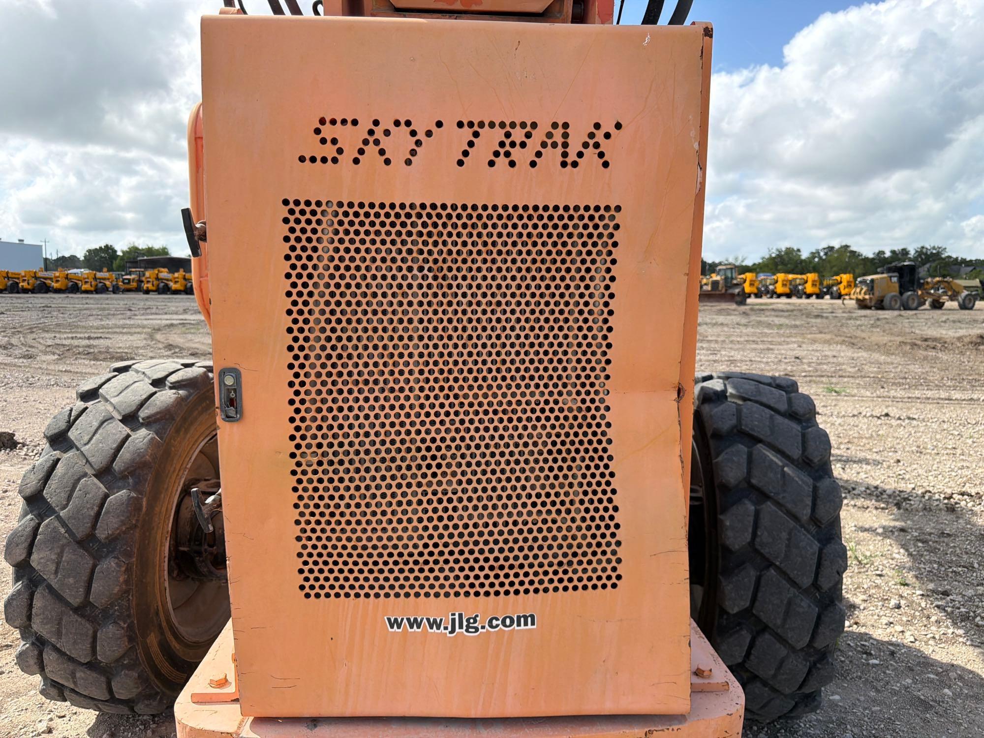 2012 JLG 10054