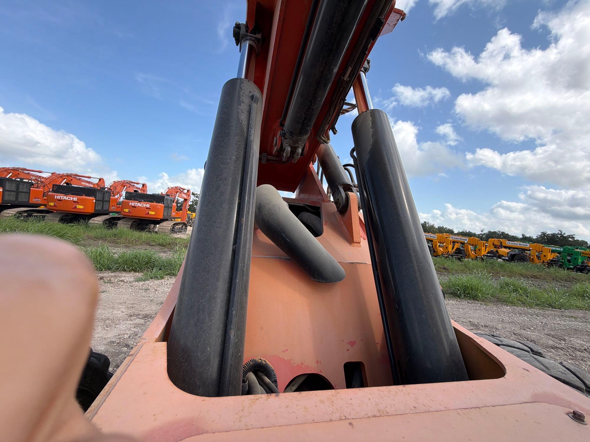 2012 JLG 10054