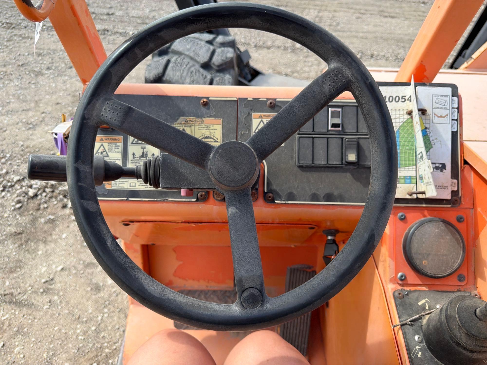 2012 JLG 10054