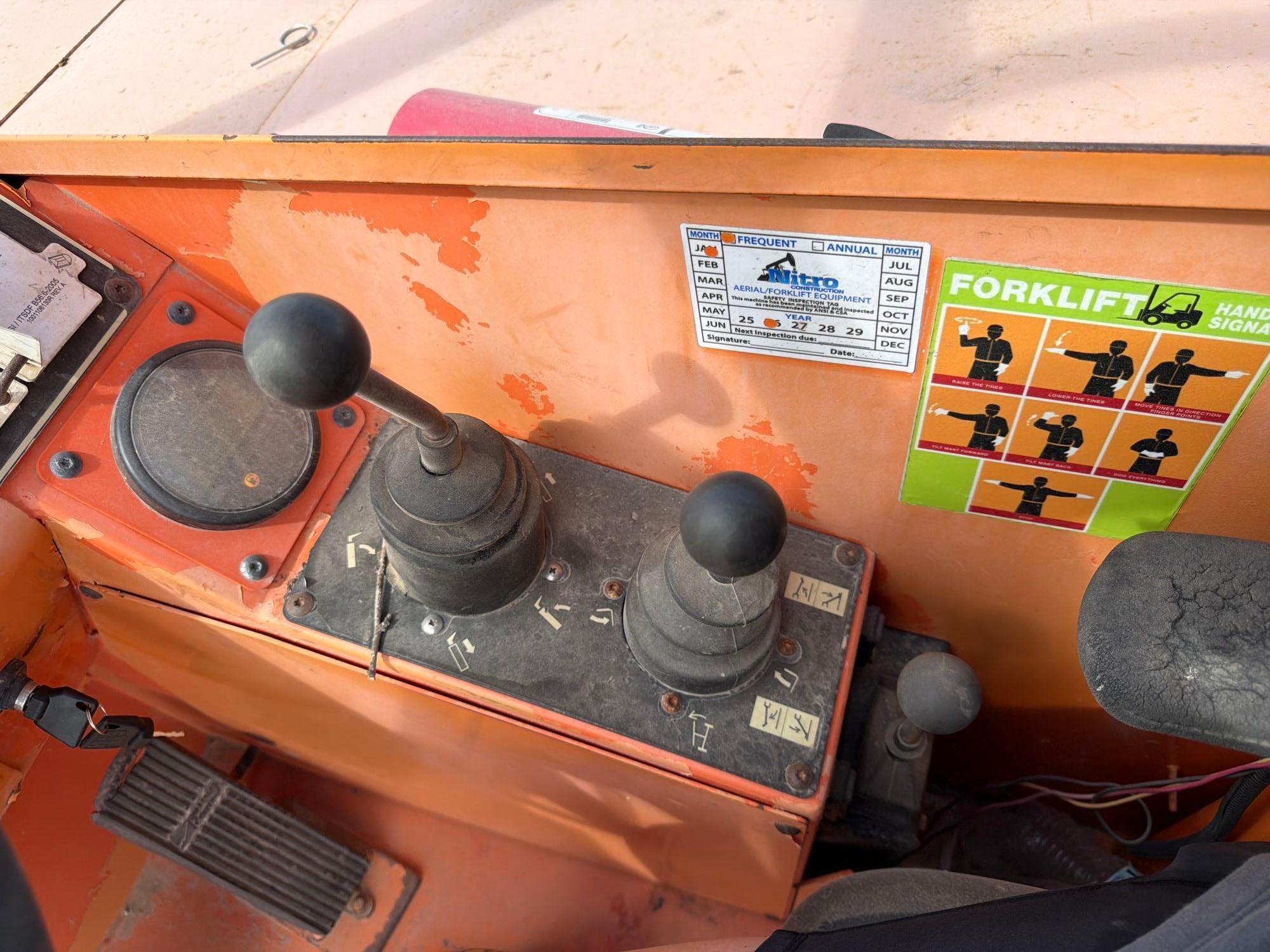 2012 JLG 10054