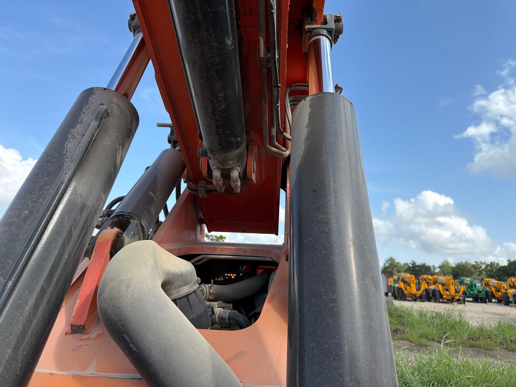 2012 JLG 10054