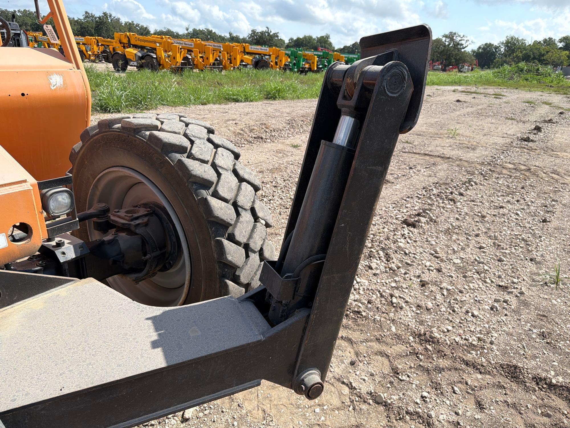 2012 JLG 10054