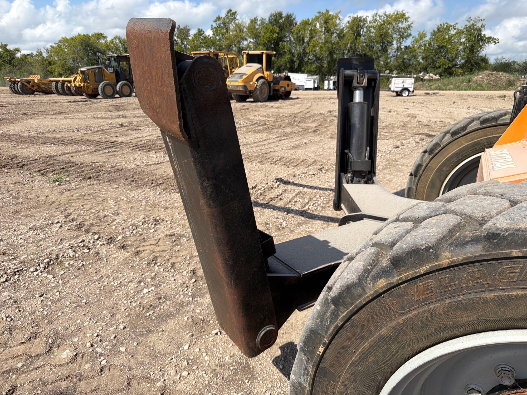 2012 JLG 10054