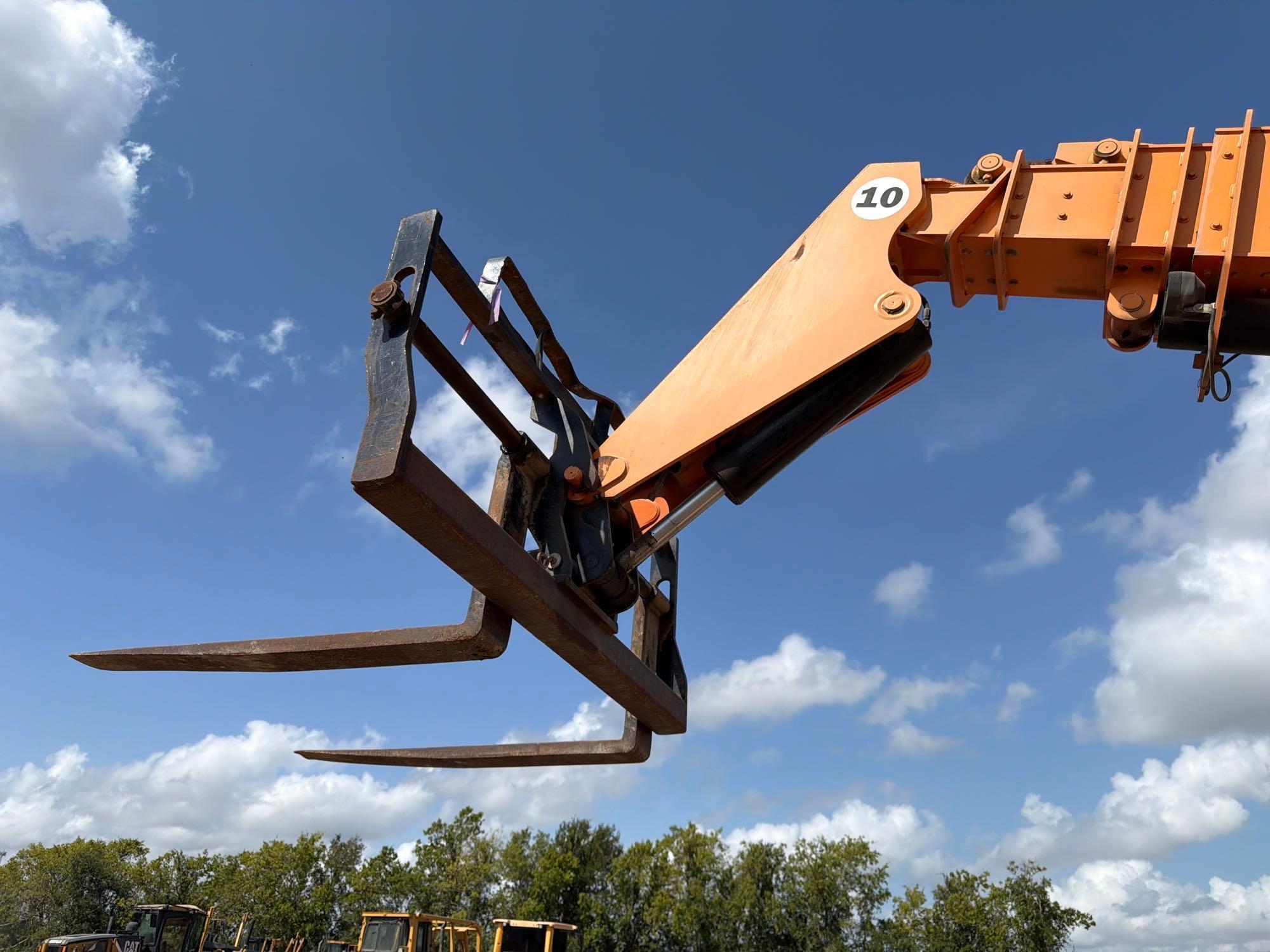 2012 JLG 10054