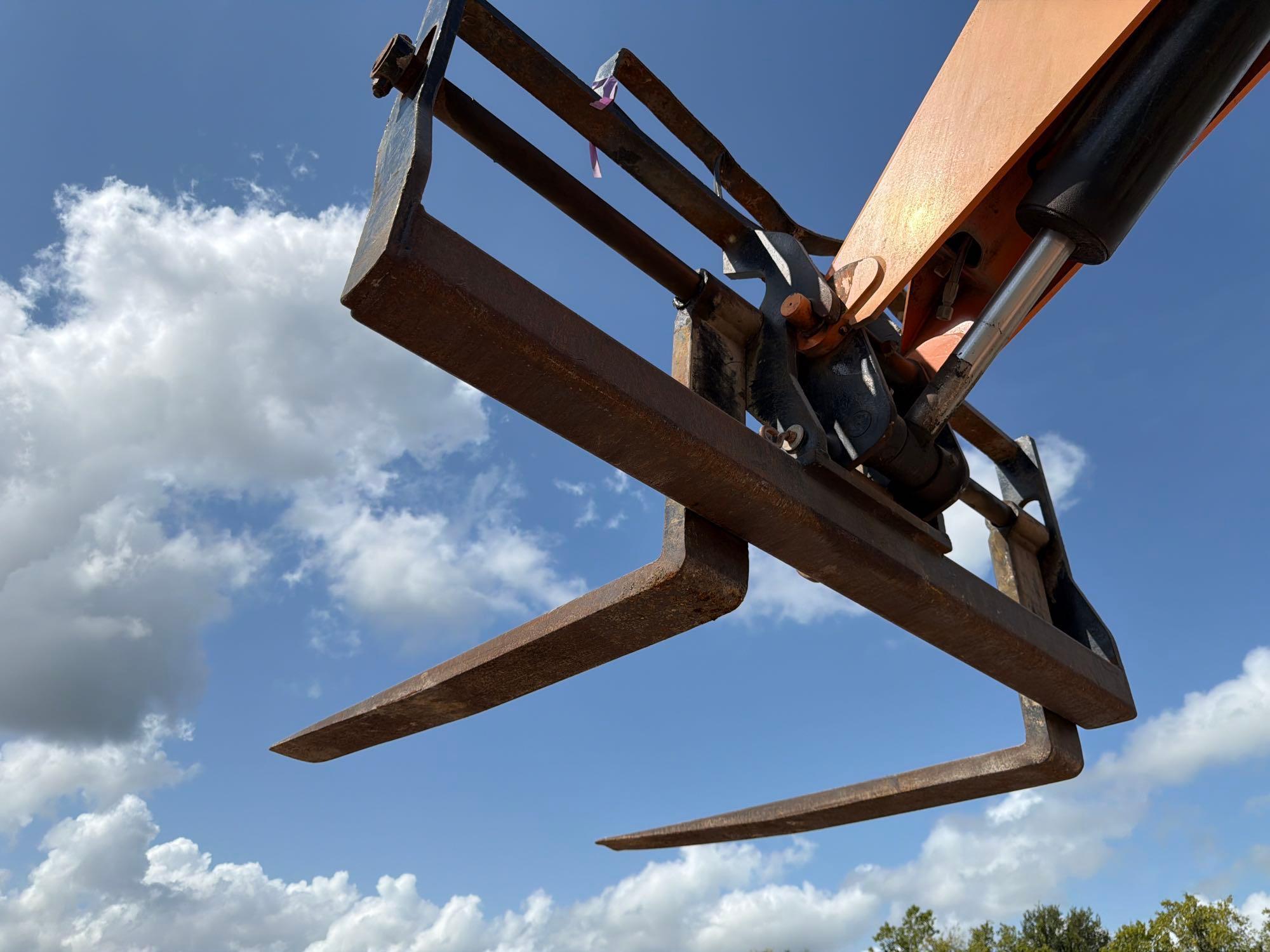 2012 JLG 10054