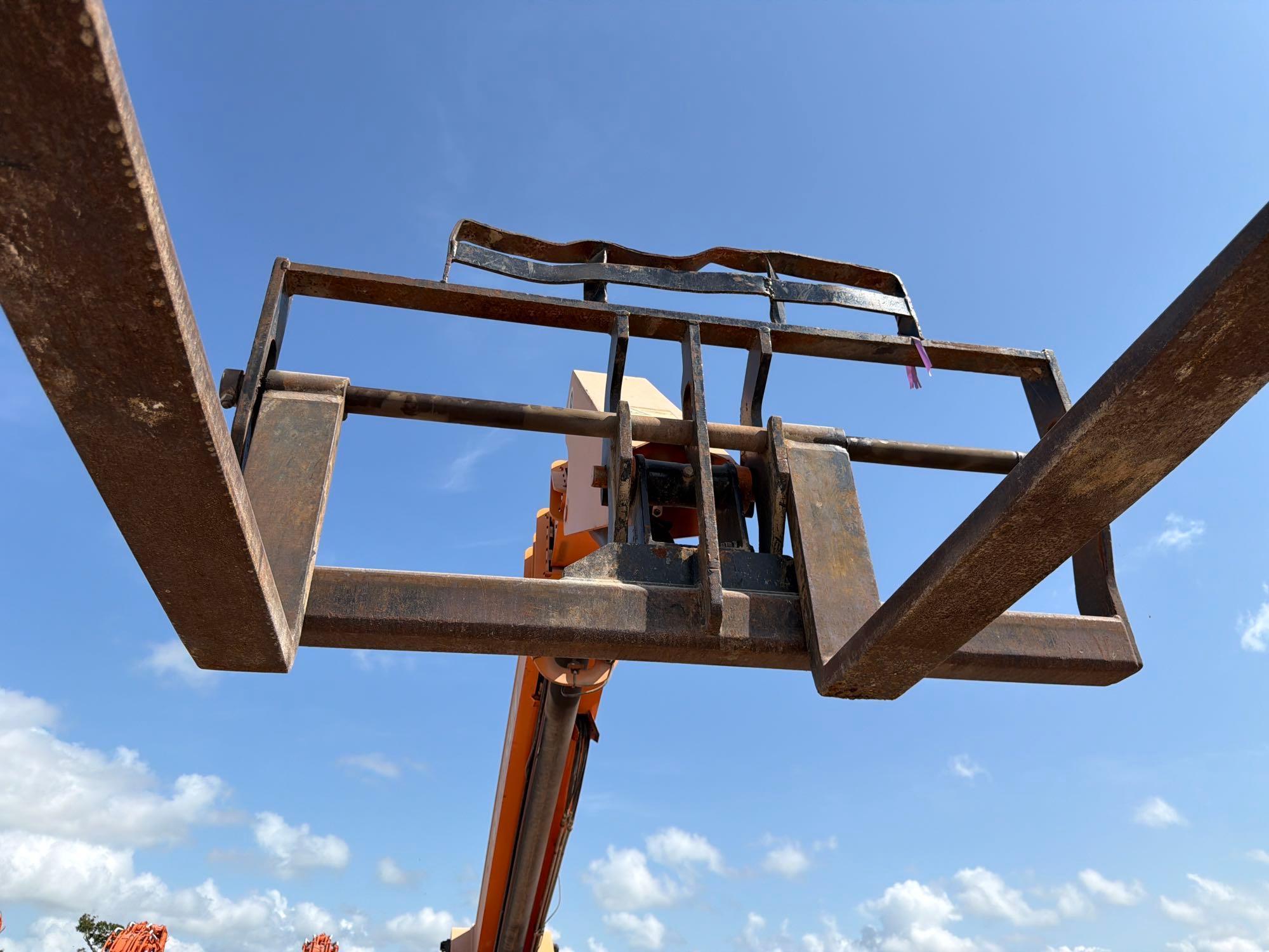 2012 JLG 10054