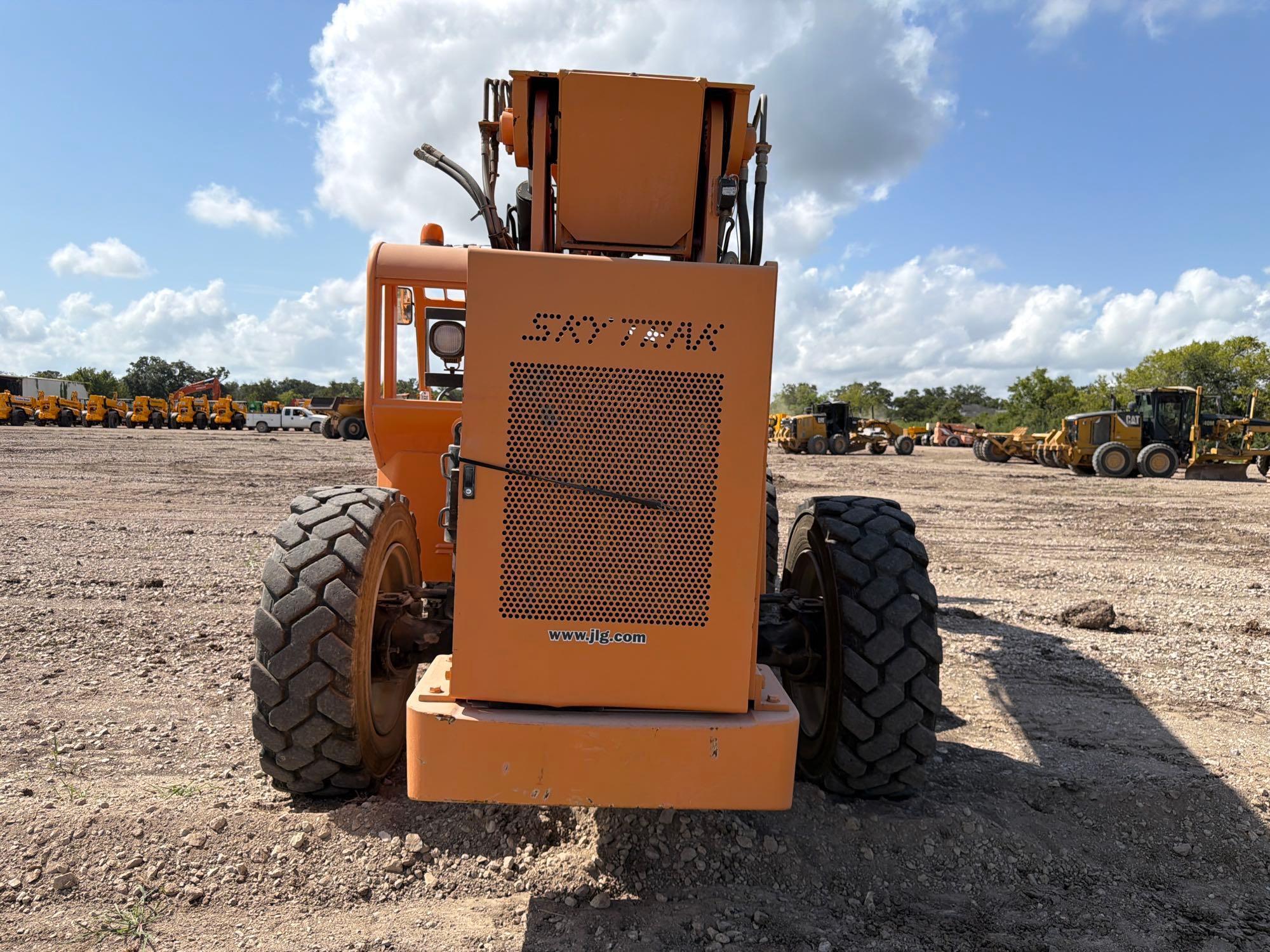 2012 JLG 10054