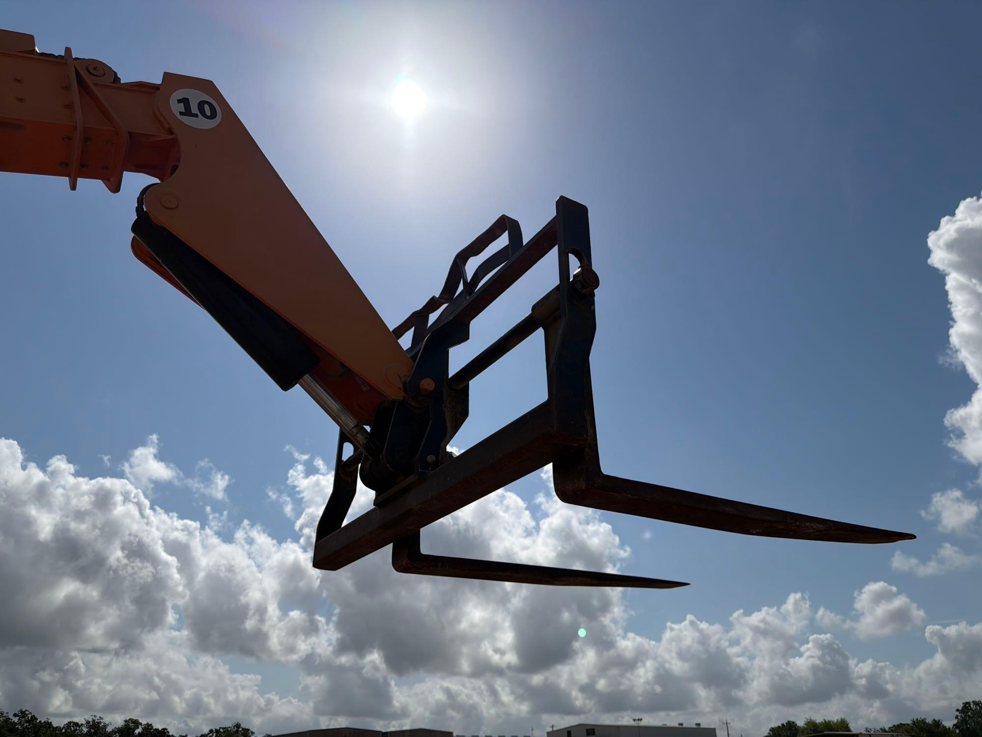 2012 JLG 10054