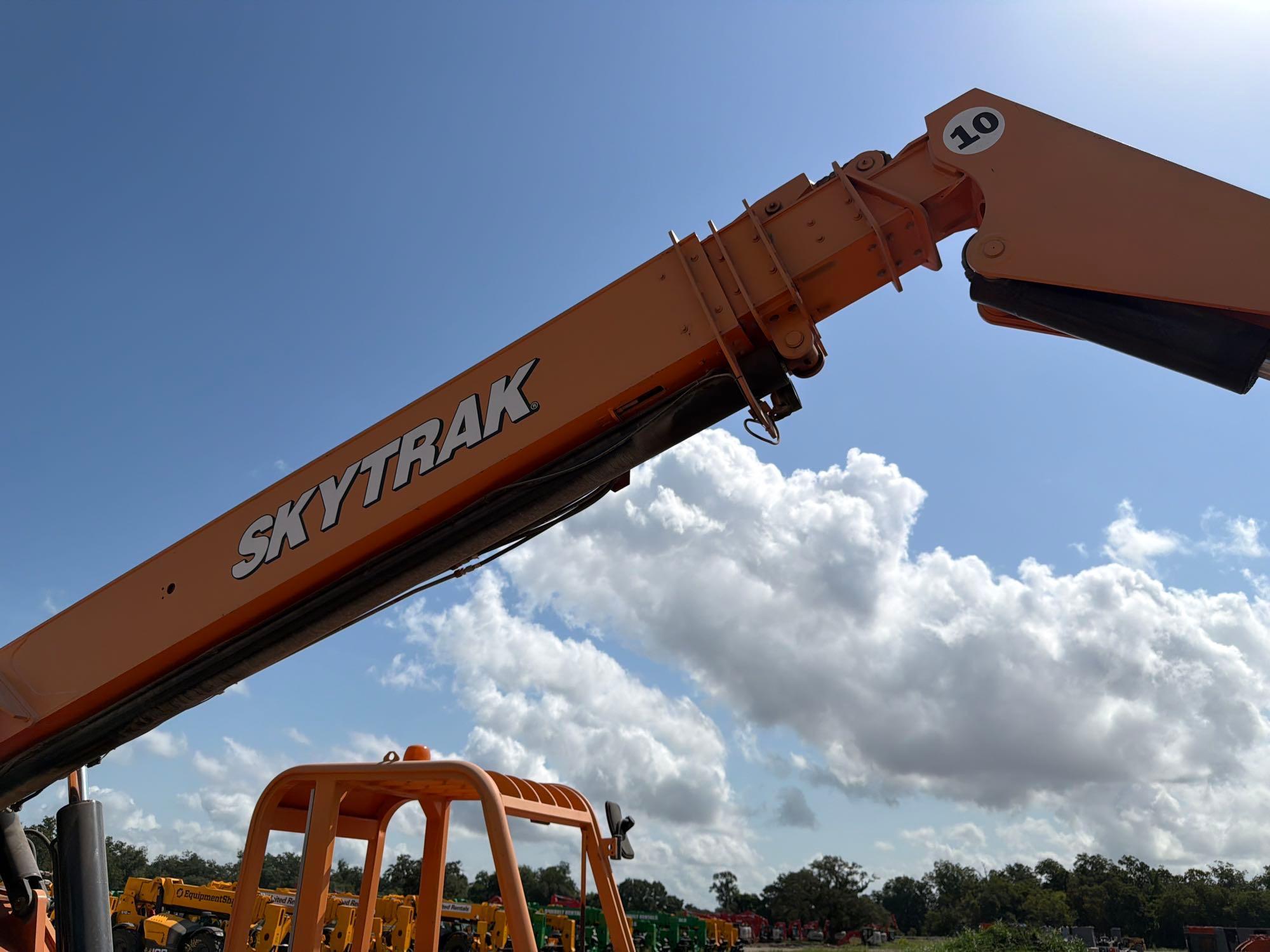 2012 JLG 10054