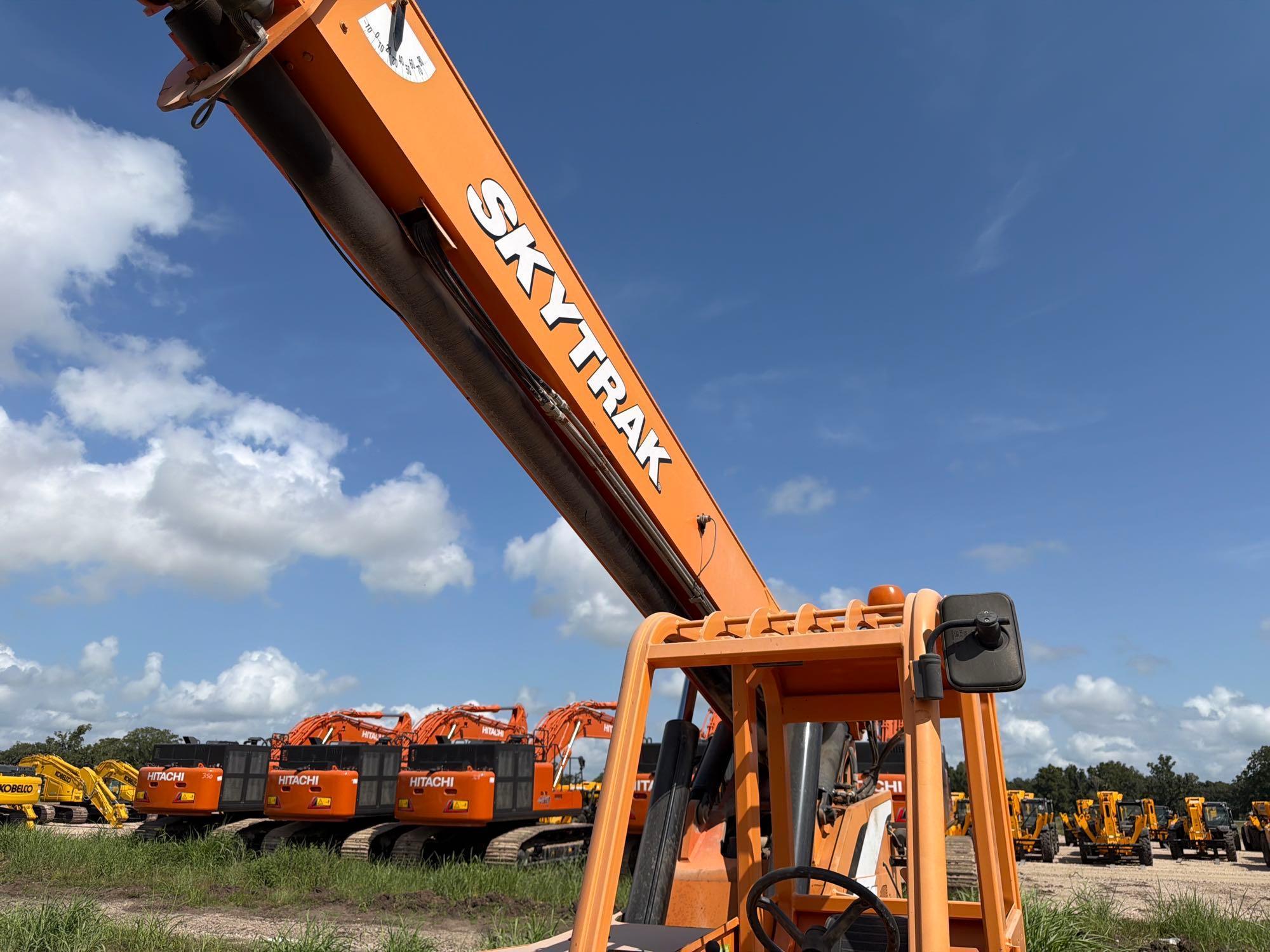 2012 JLG 10054