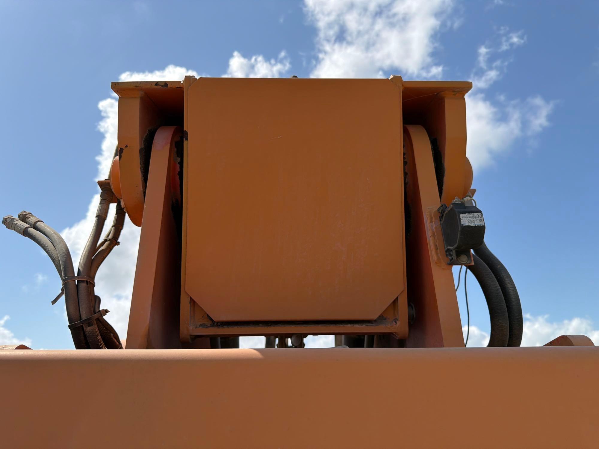 2012 JLG 10054