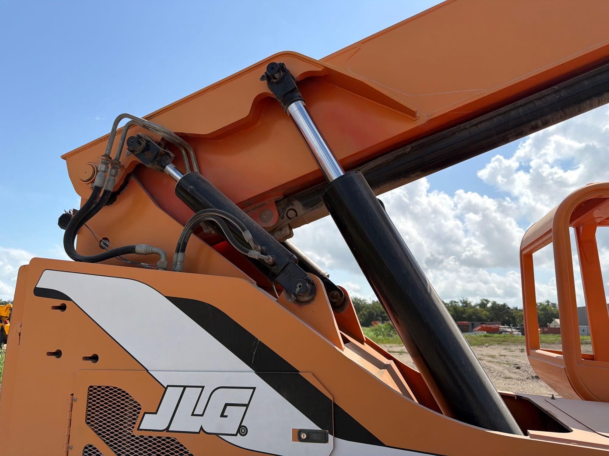 2012 JLG 10054