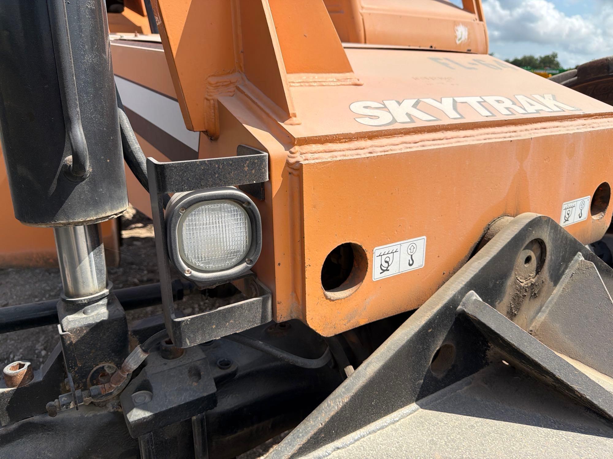 2012 JLG 10054