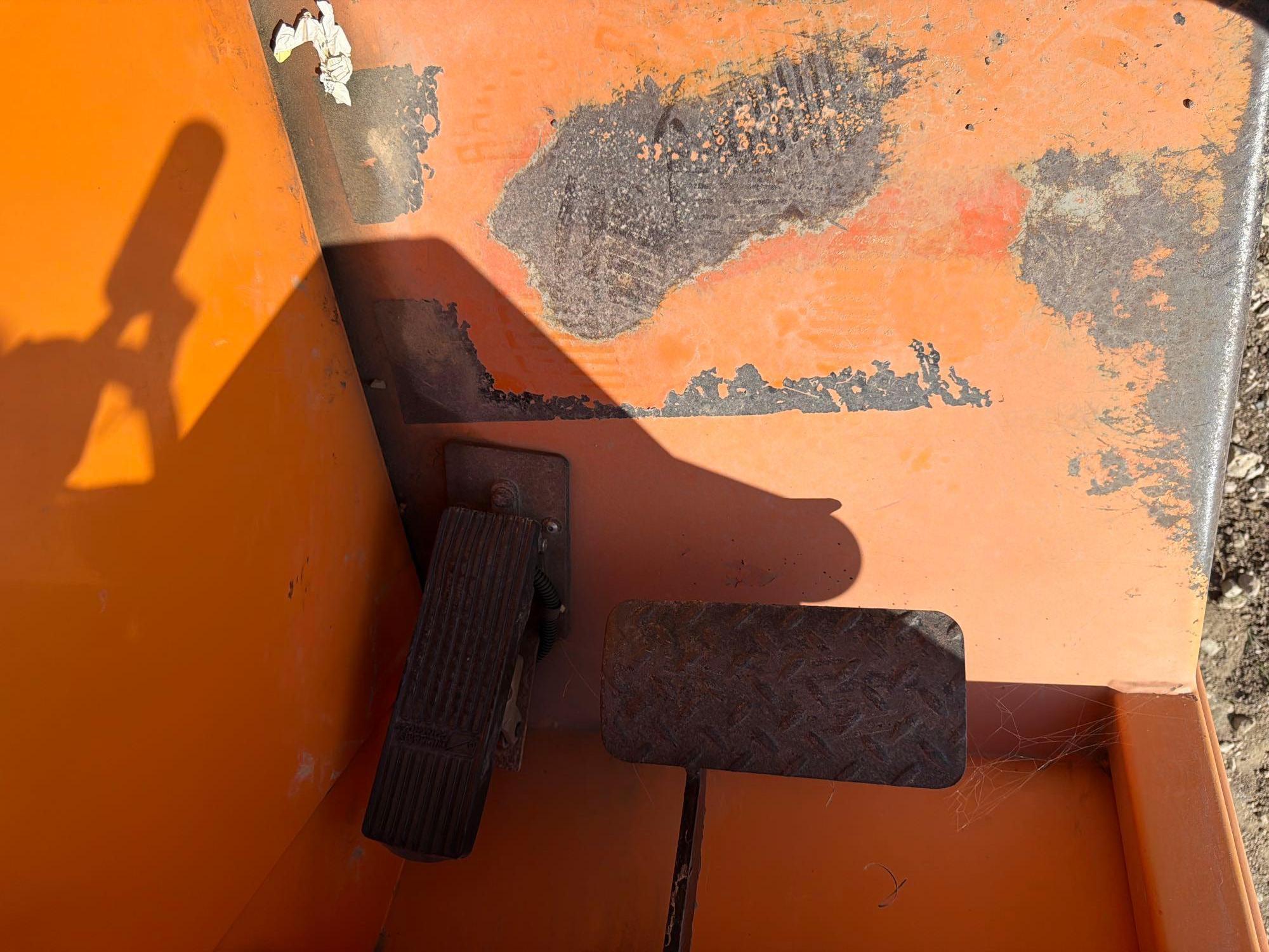2012 JLG 10054