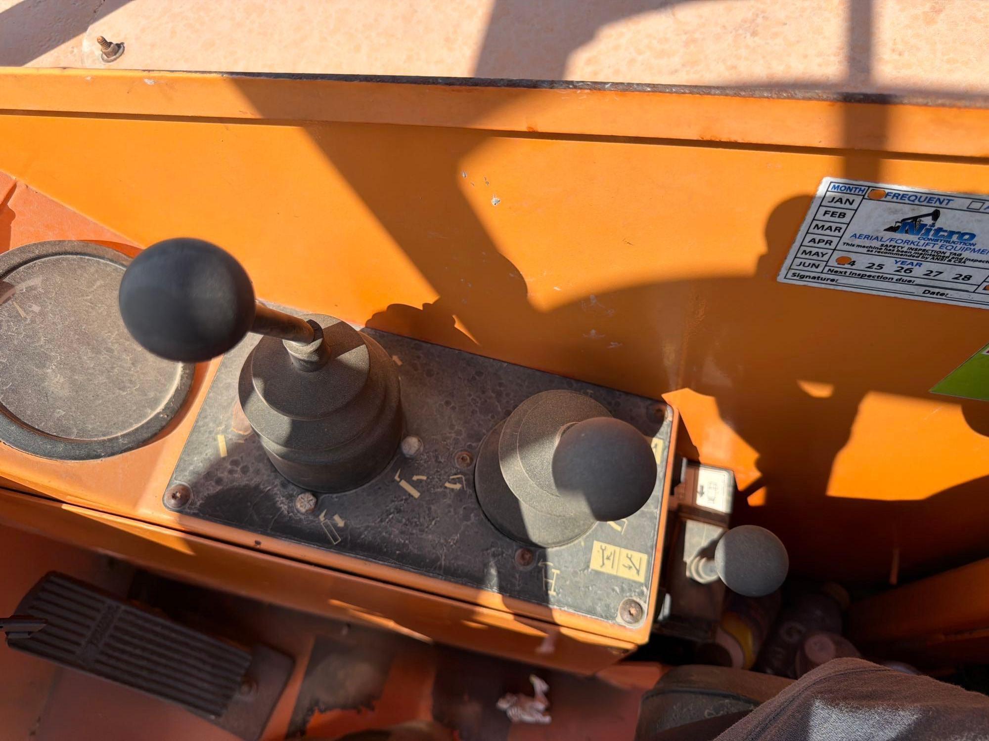 2012 JLG 10054