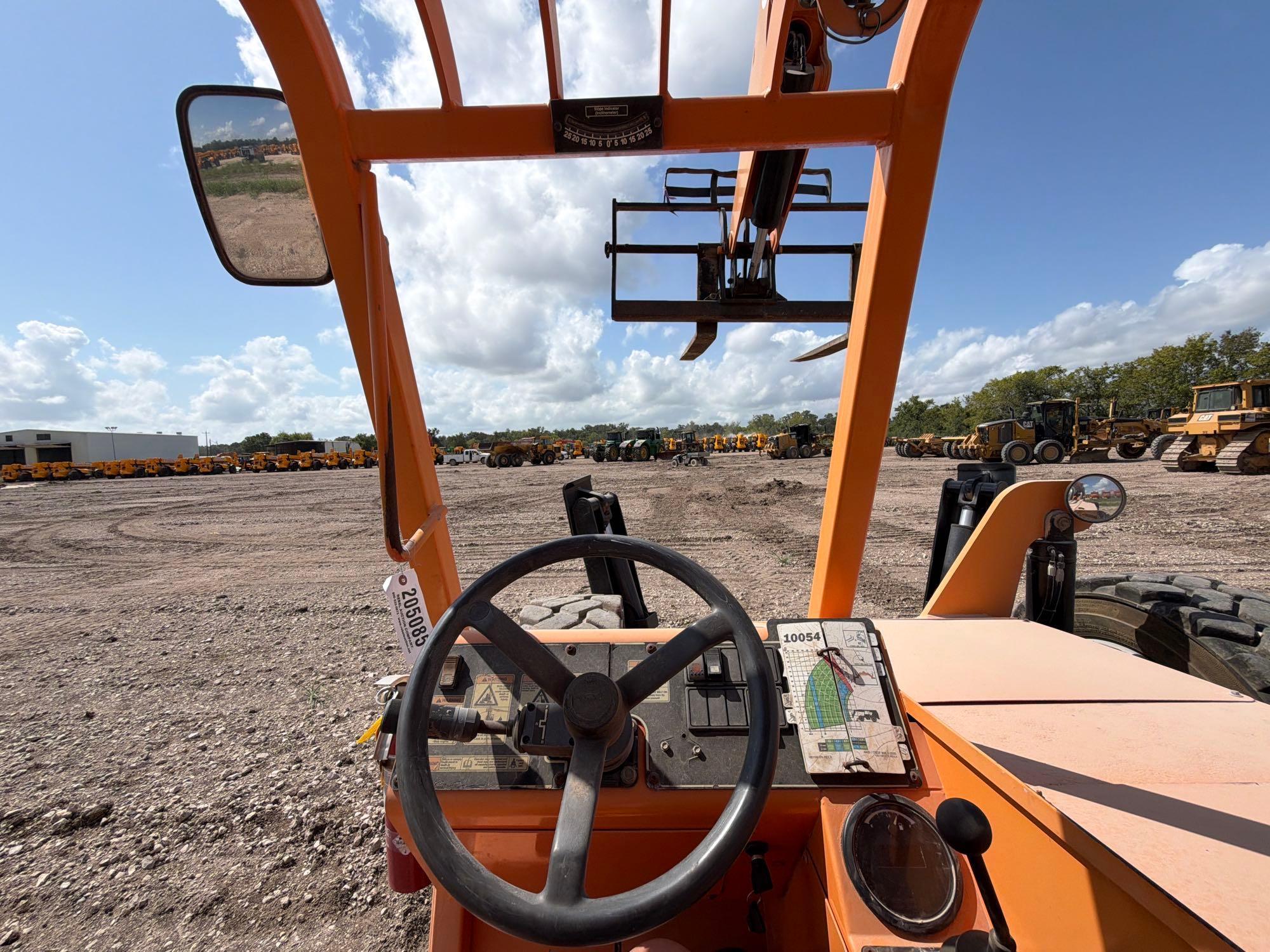 2012 JLG 10054