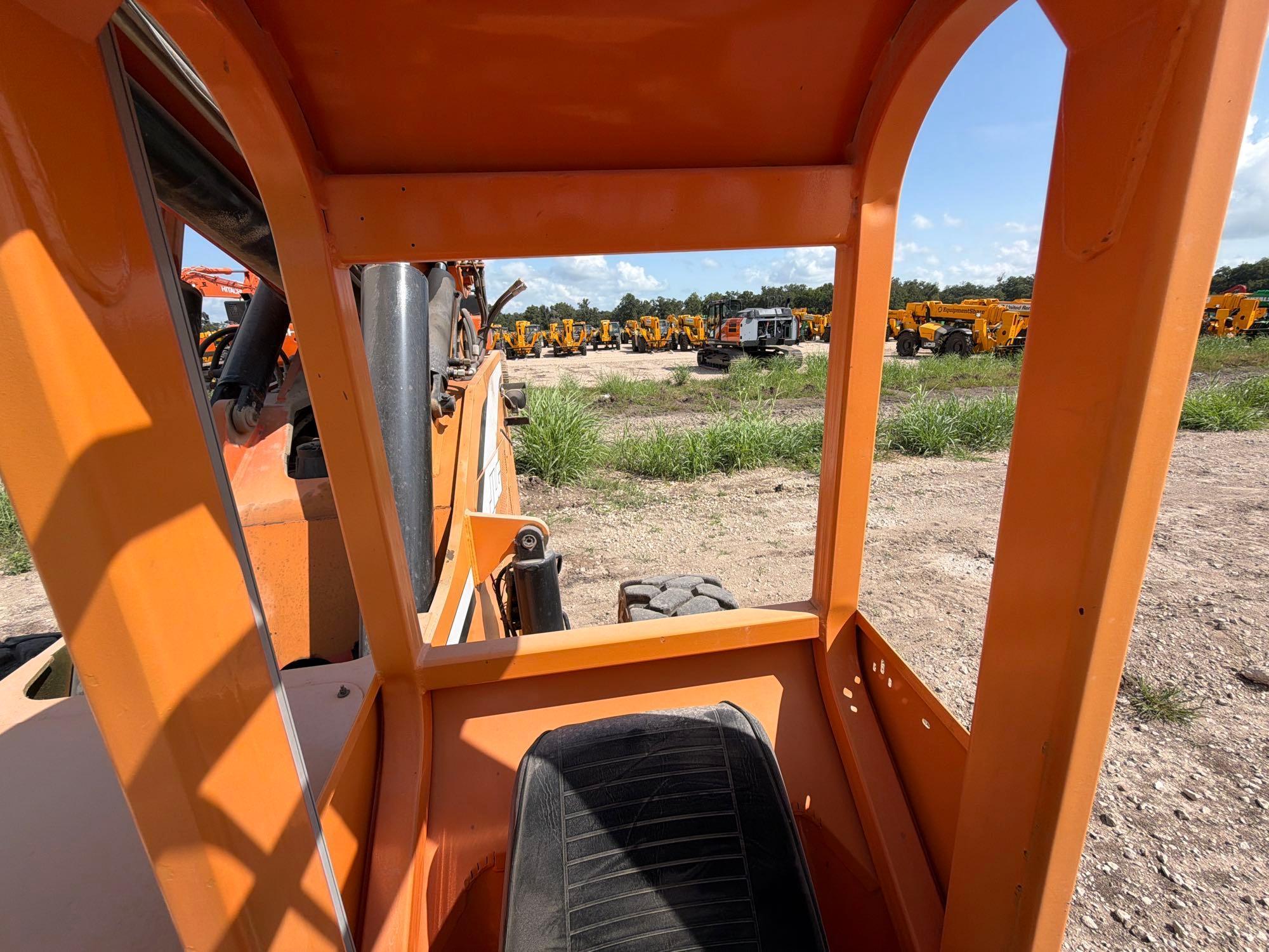 2012 JLG 10054