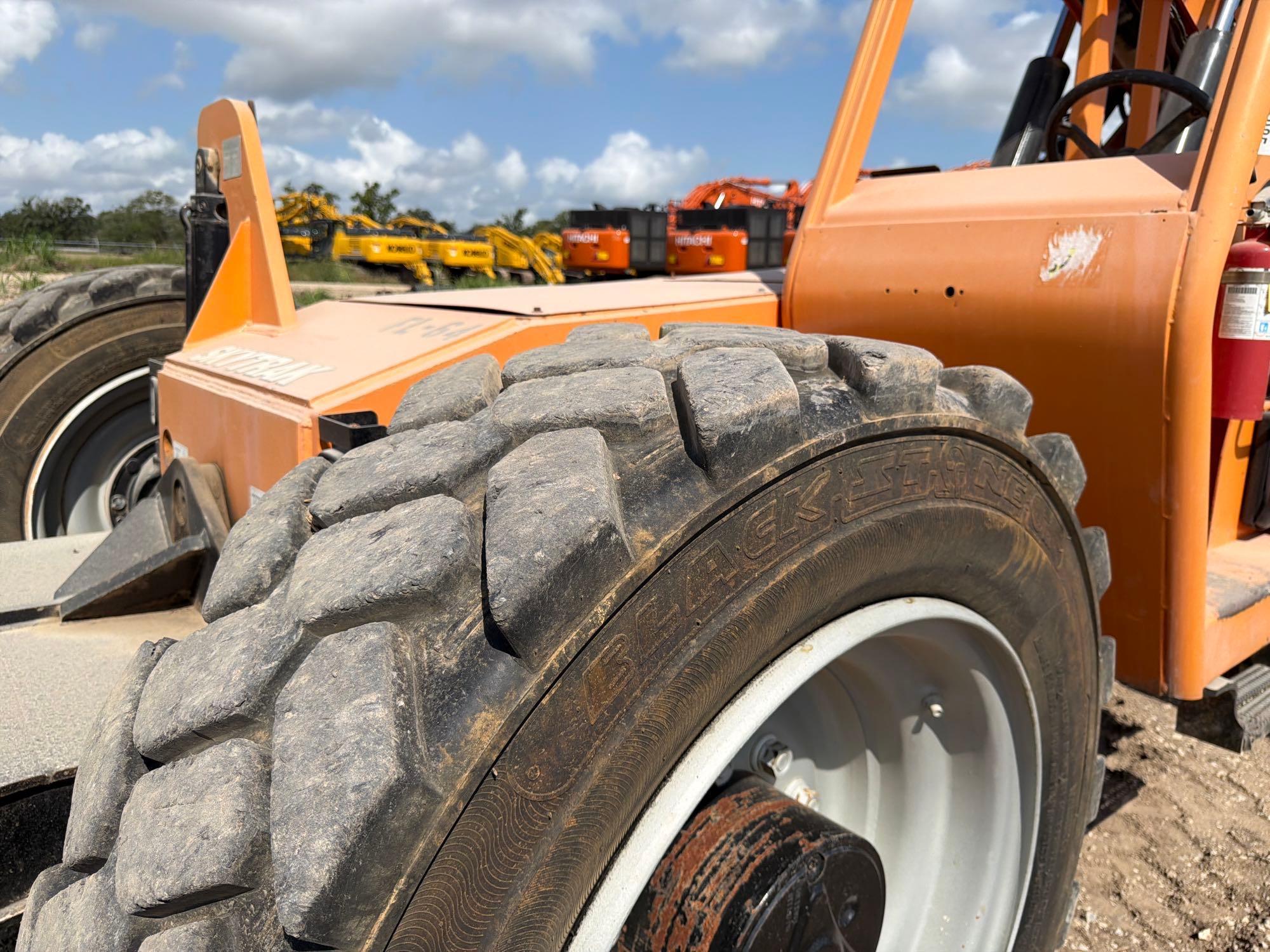 2012 JLG 10054